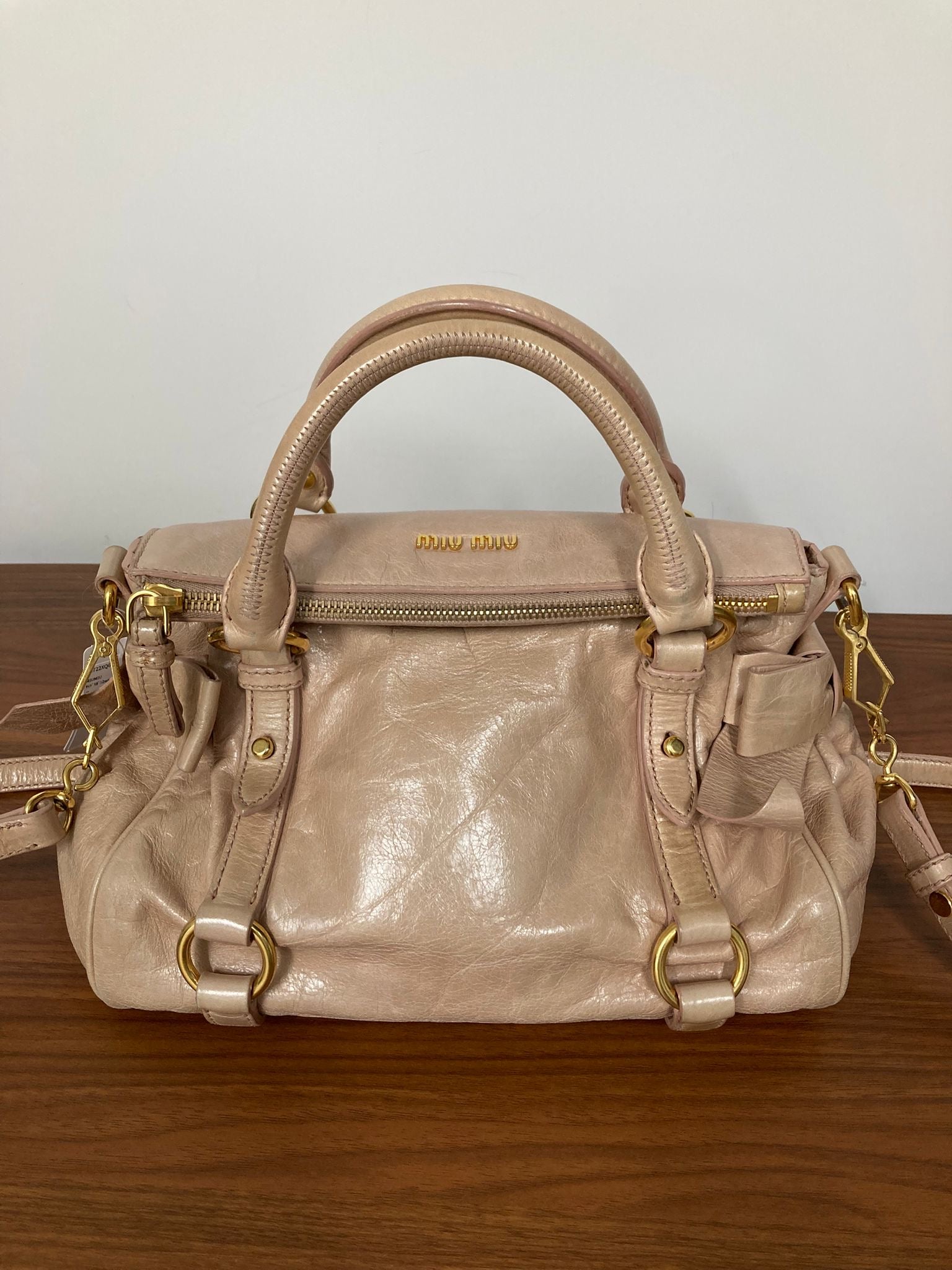 Miu Miu Vitello small rosa claro con bandolera