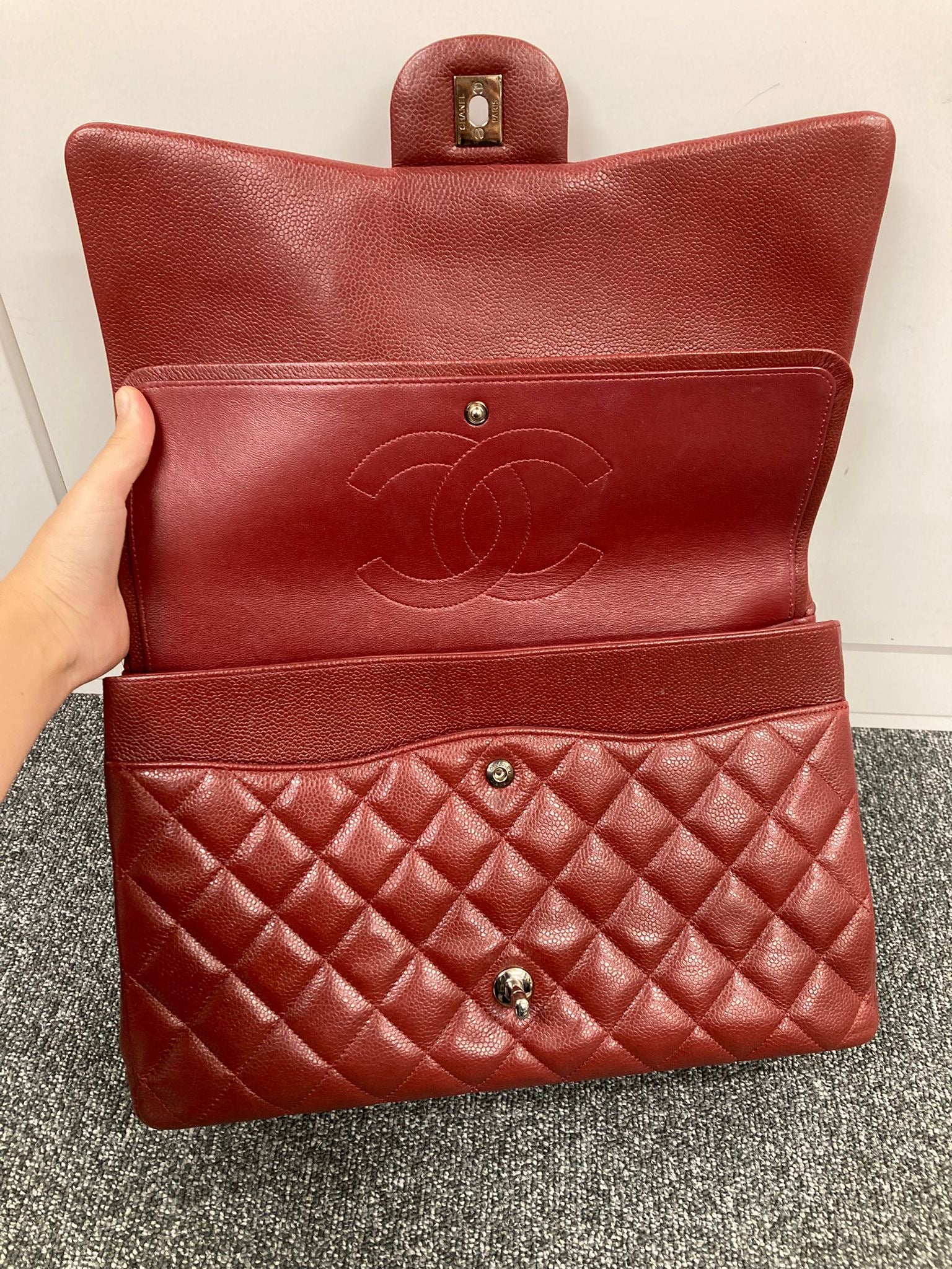 Chanel Clásico Doble Solapa 34 en piel caviar burdeos y herrajes plateados