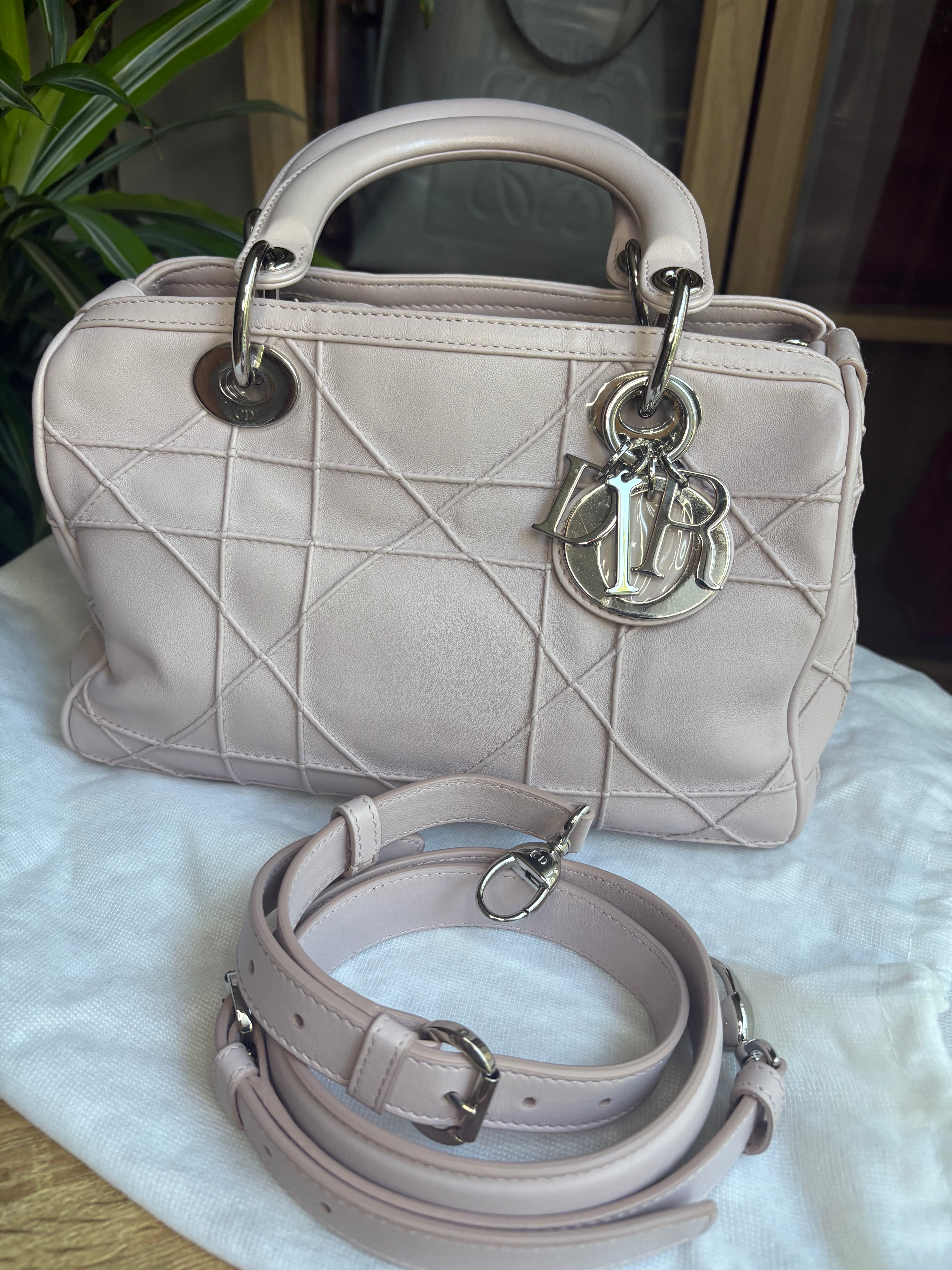 Christian Dior Lady Dior Granville – Rosa Palo con Herrajes Plateados y Bandolera