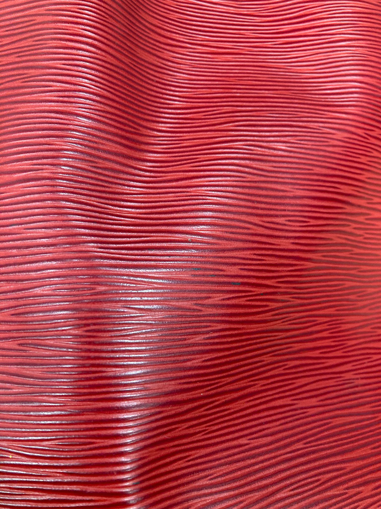 Louis Vuitton Noé Petit en piel Epi roja