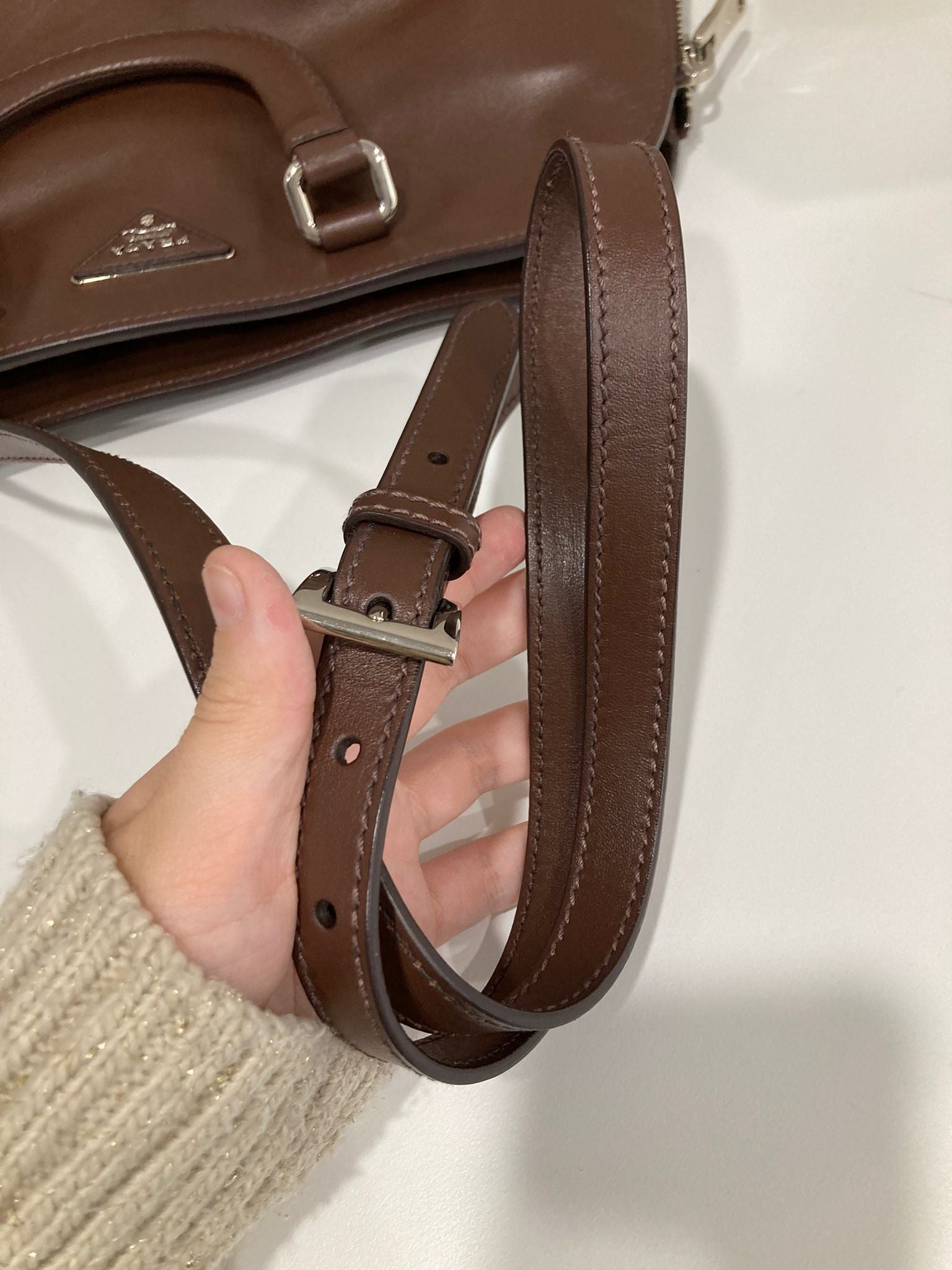 Prada Bauletto 2Way en piel marrón con bandolera