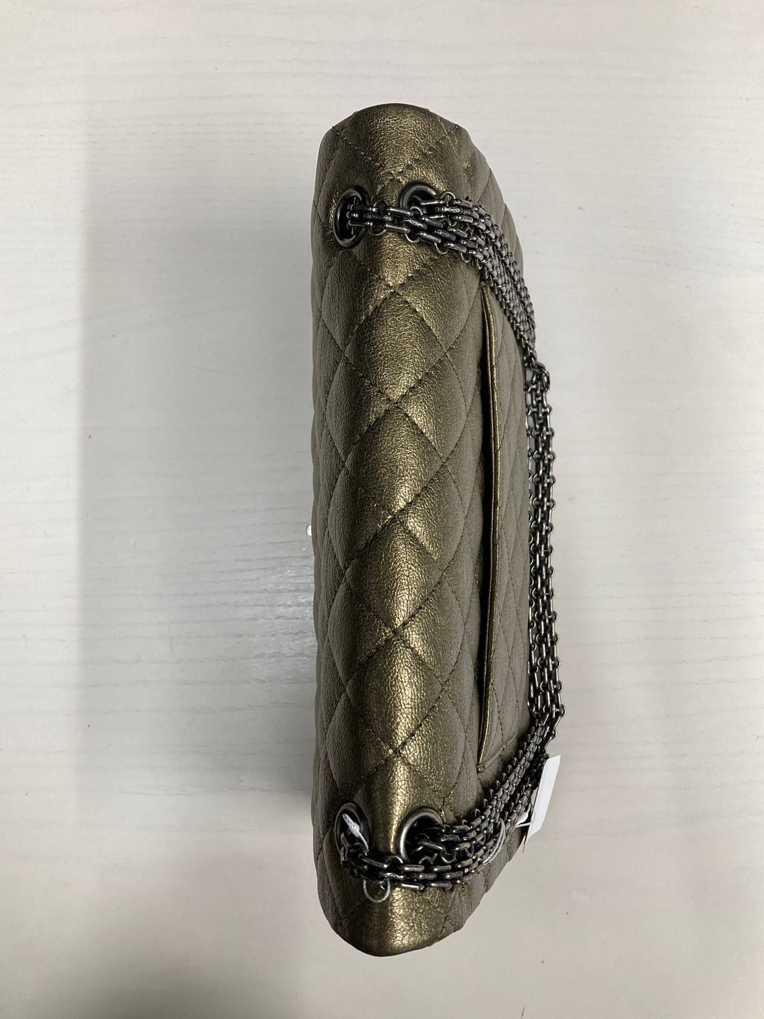 Chanel 2.55 Double Flap 28 en Piel de Ternera Verde Metalizado con Herrajes Gris/Negro