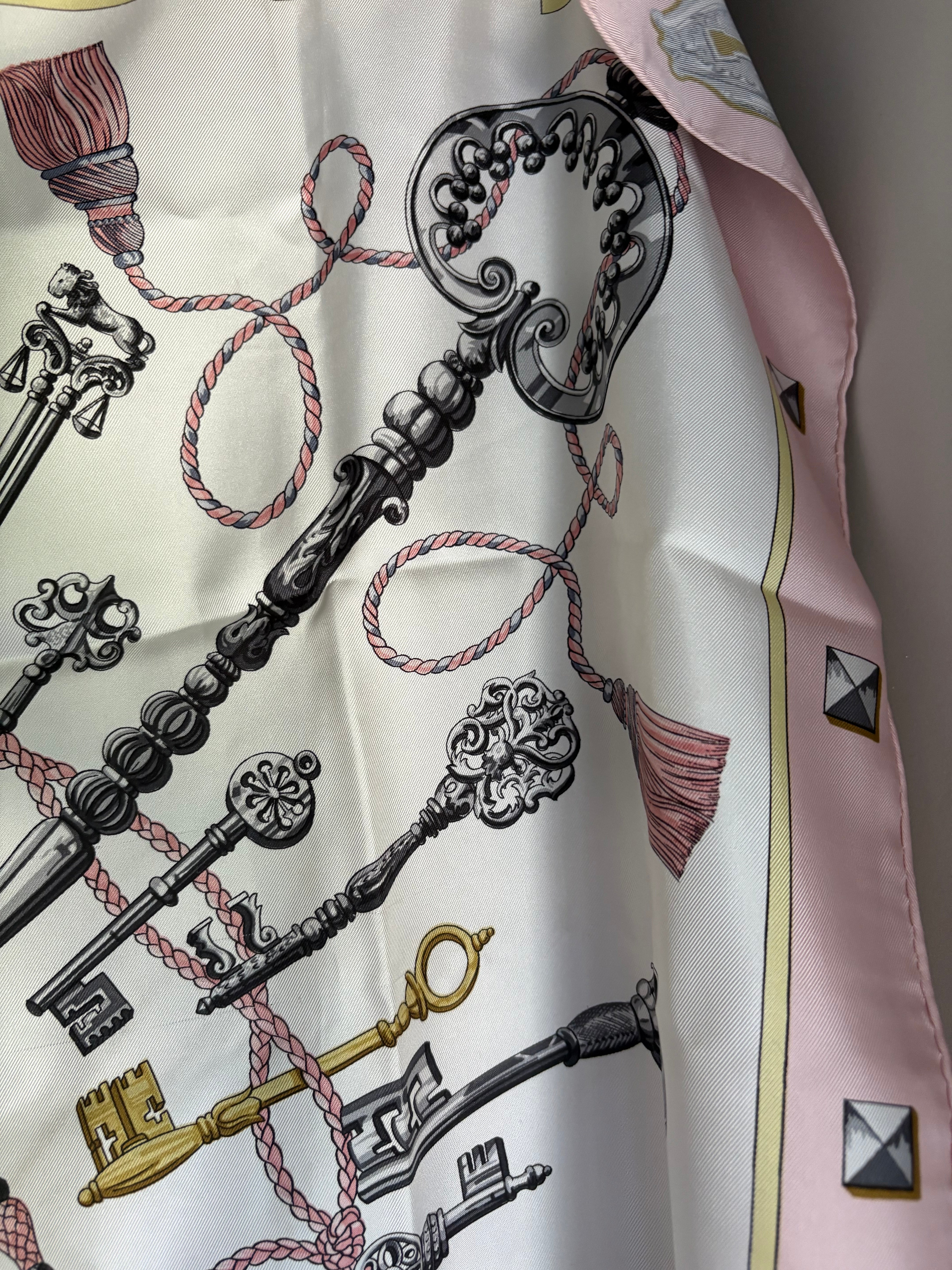 Hermès – Carrè Pañuelo de Seda 88 cm Rosa Claro con Motivo de Llaves en Negro y Dorado