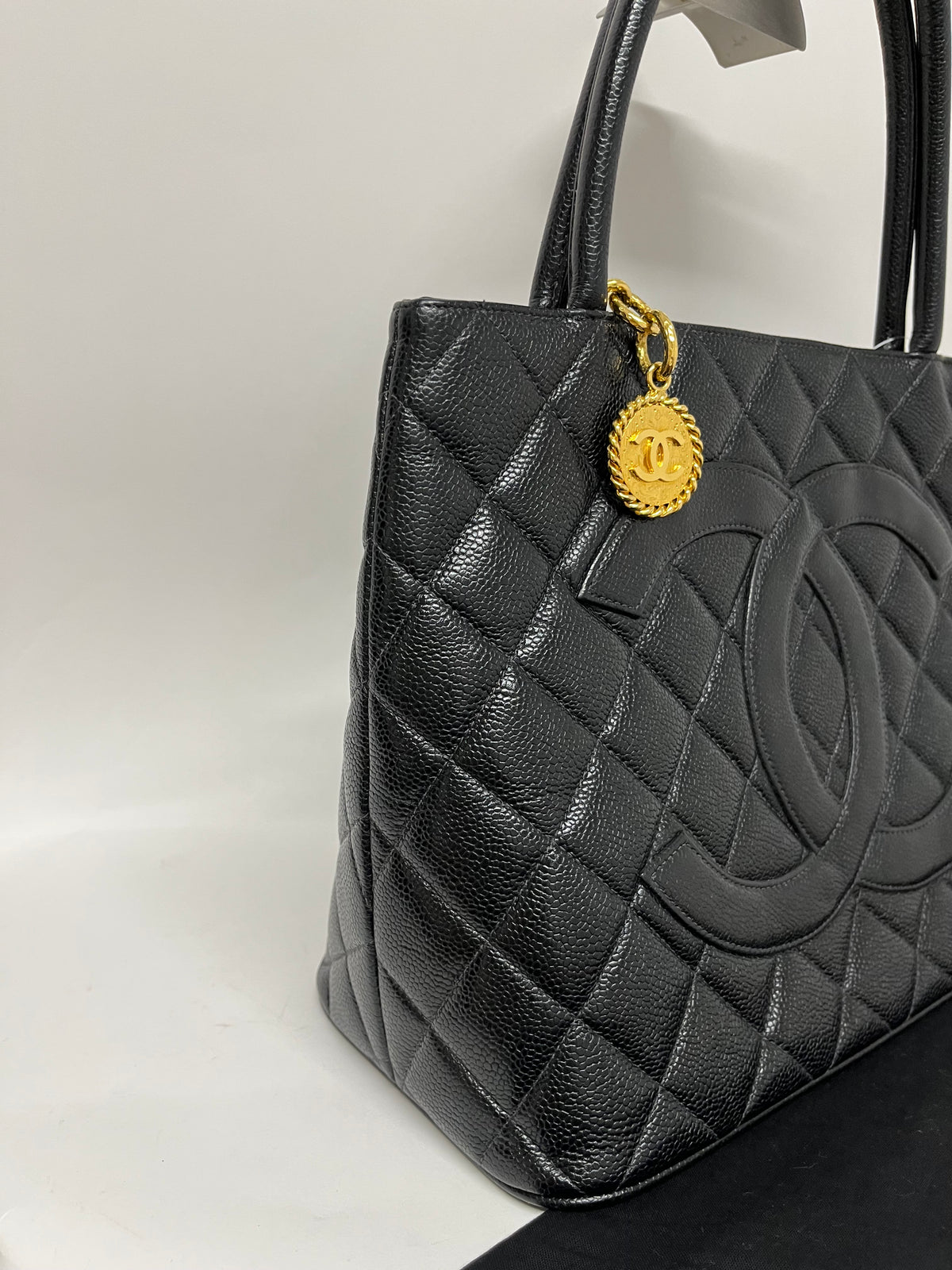 Chanel Medallion Tote Piel Caviar Negra · Serie 5