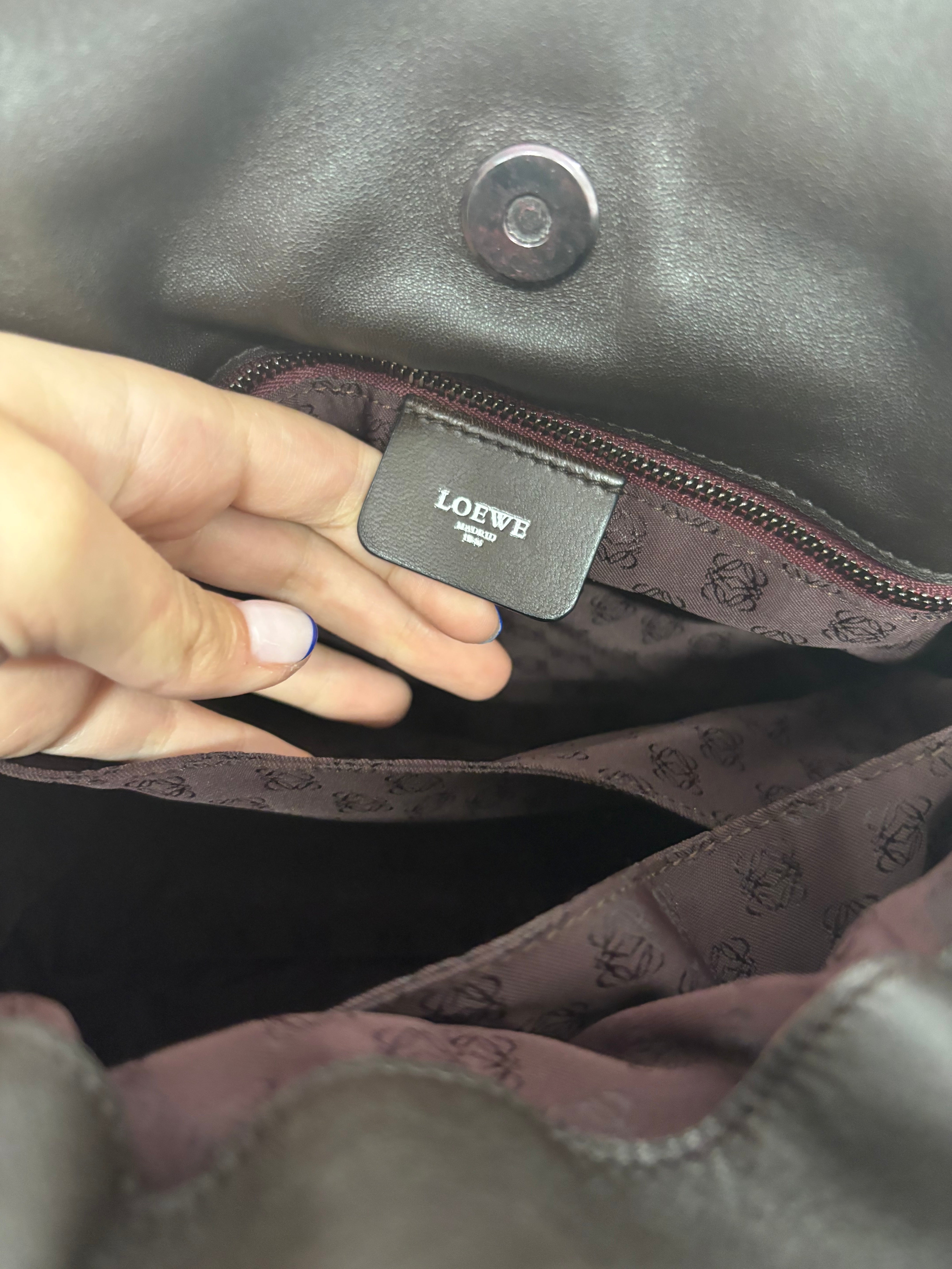 Loewe flamenco mediano burdeos y marrones con bandolera y borlas