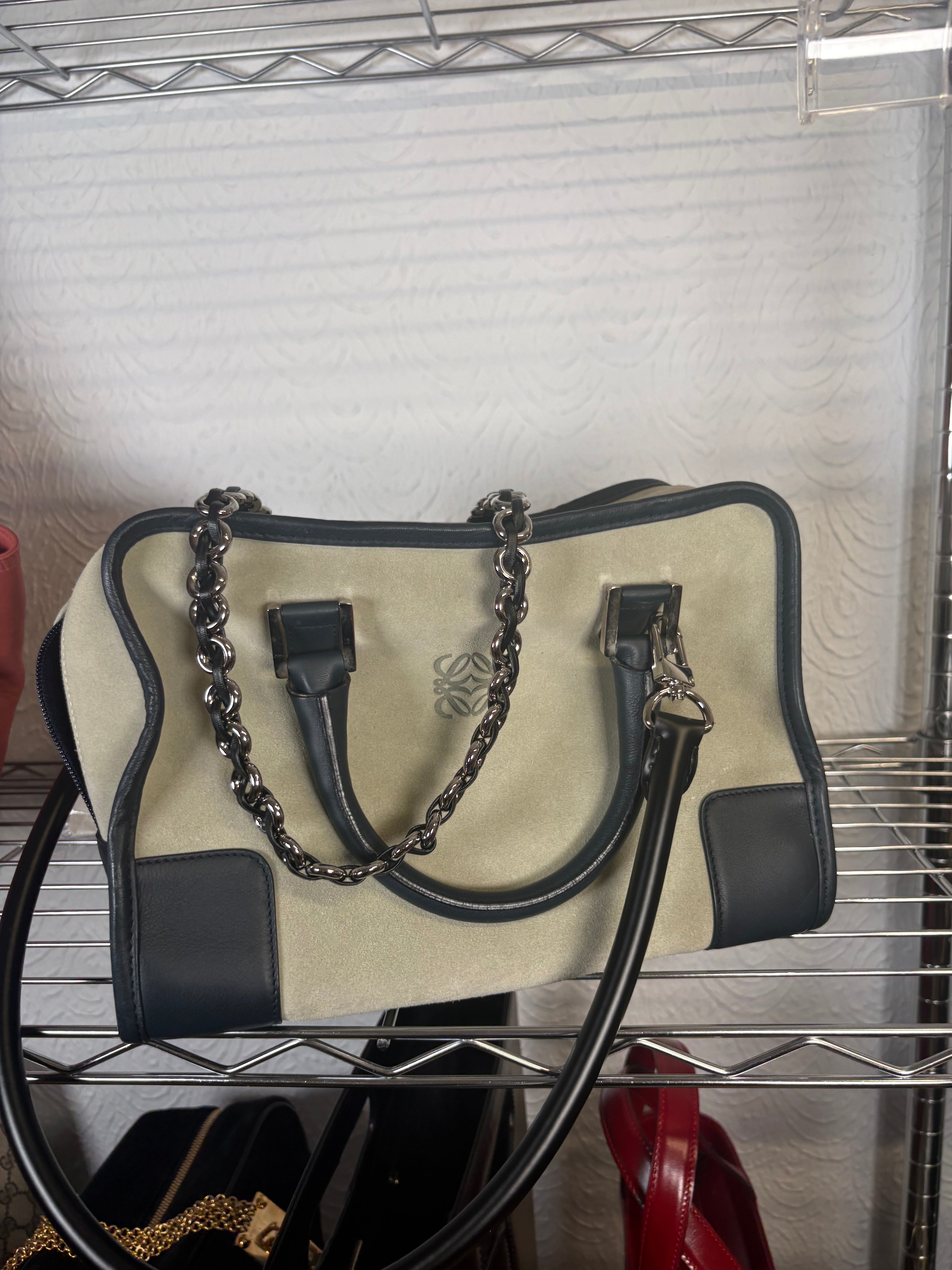 Loewe Amazona 27 Ante y Piel Verde Claro 2 bandoleras