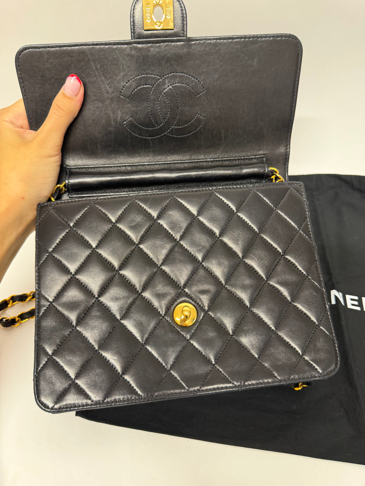 Chanel Single Flap Pequeño Piel de Cordero Negra · Cierre Clásico · Serie 7