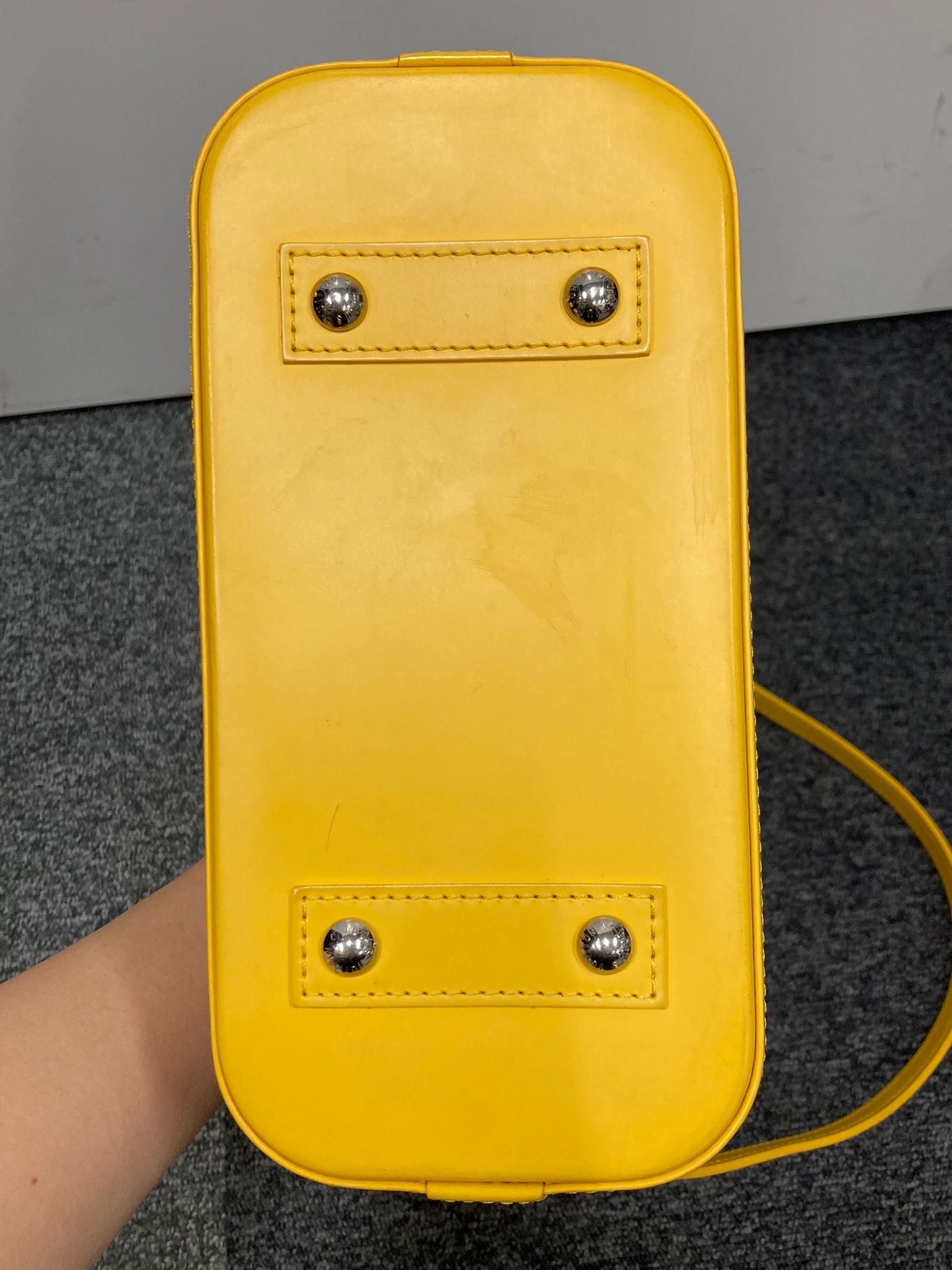Louis Vuitton Alma bb piel EPI amarillo