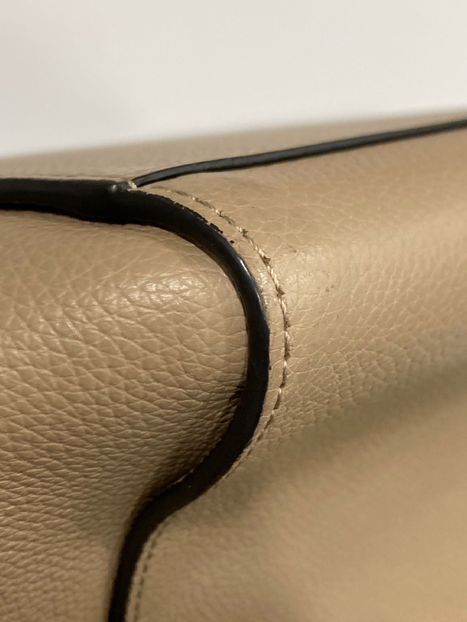 Loewe Hammock Compact en piel de ternera graneada beige