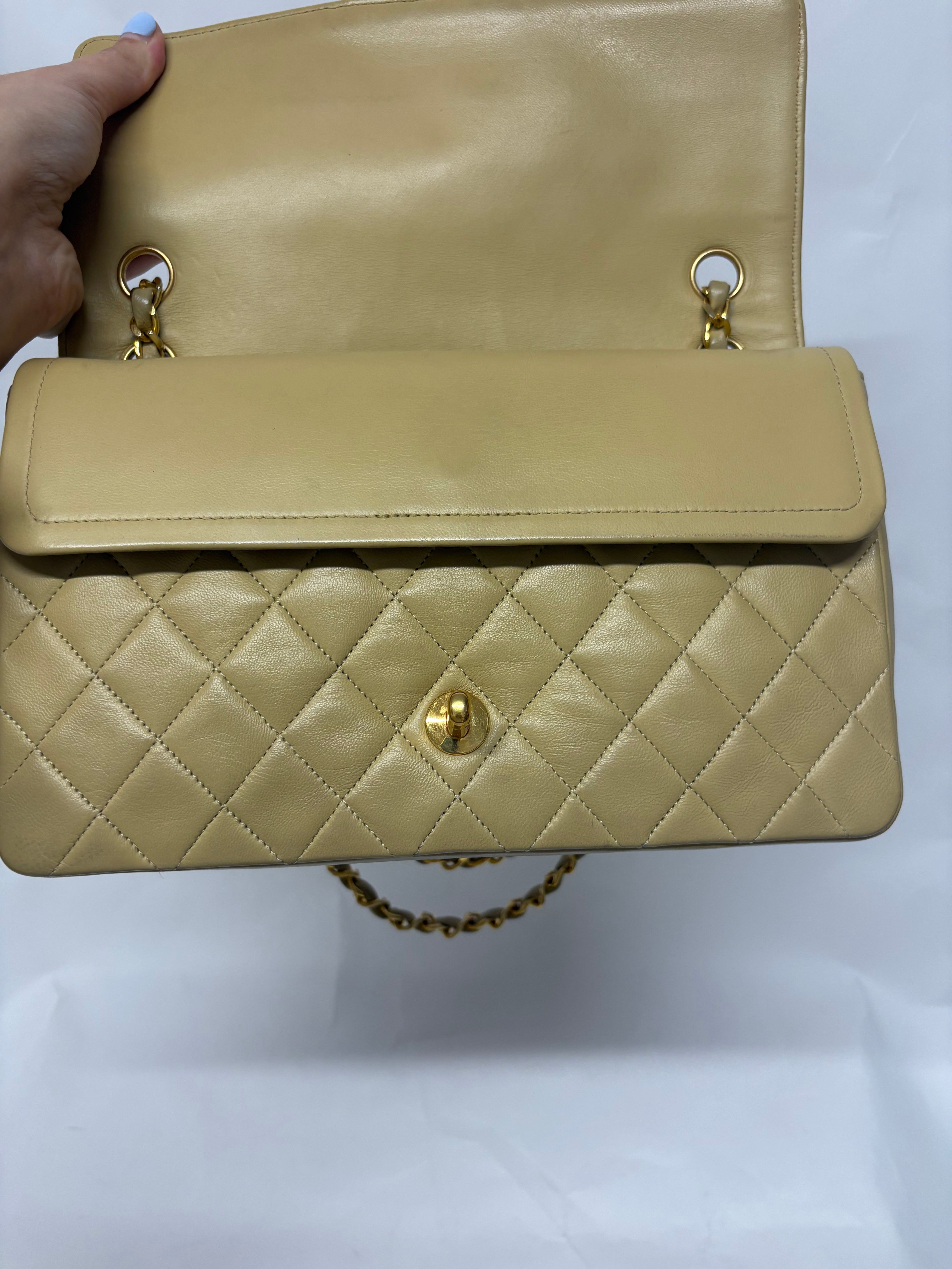 Chanel Timeless 25 Classic Double Flap Beige Mediano En Piel Acolchada Con Cadena Dorada