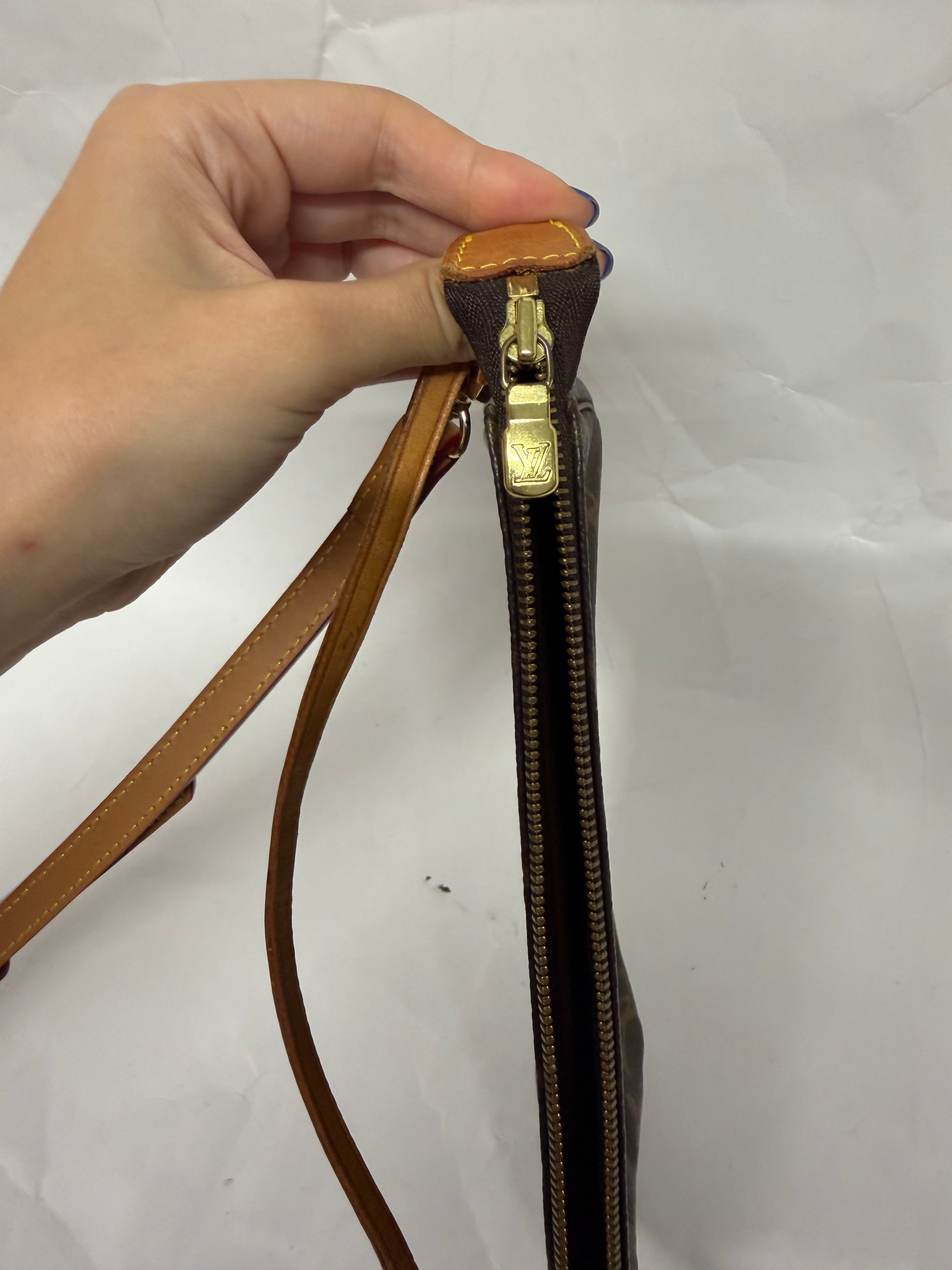 Louis Vuitton Pochette Accessoires monogram con 2 bandoleras extra