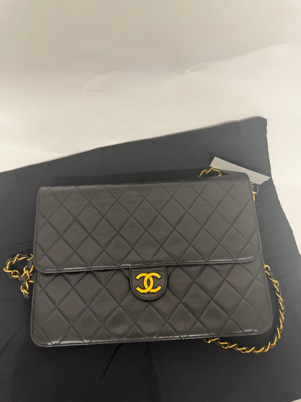 Chanel Classic Single Flap Mediano Piel de Cordero Negra Herrajes Dorados