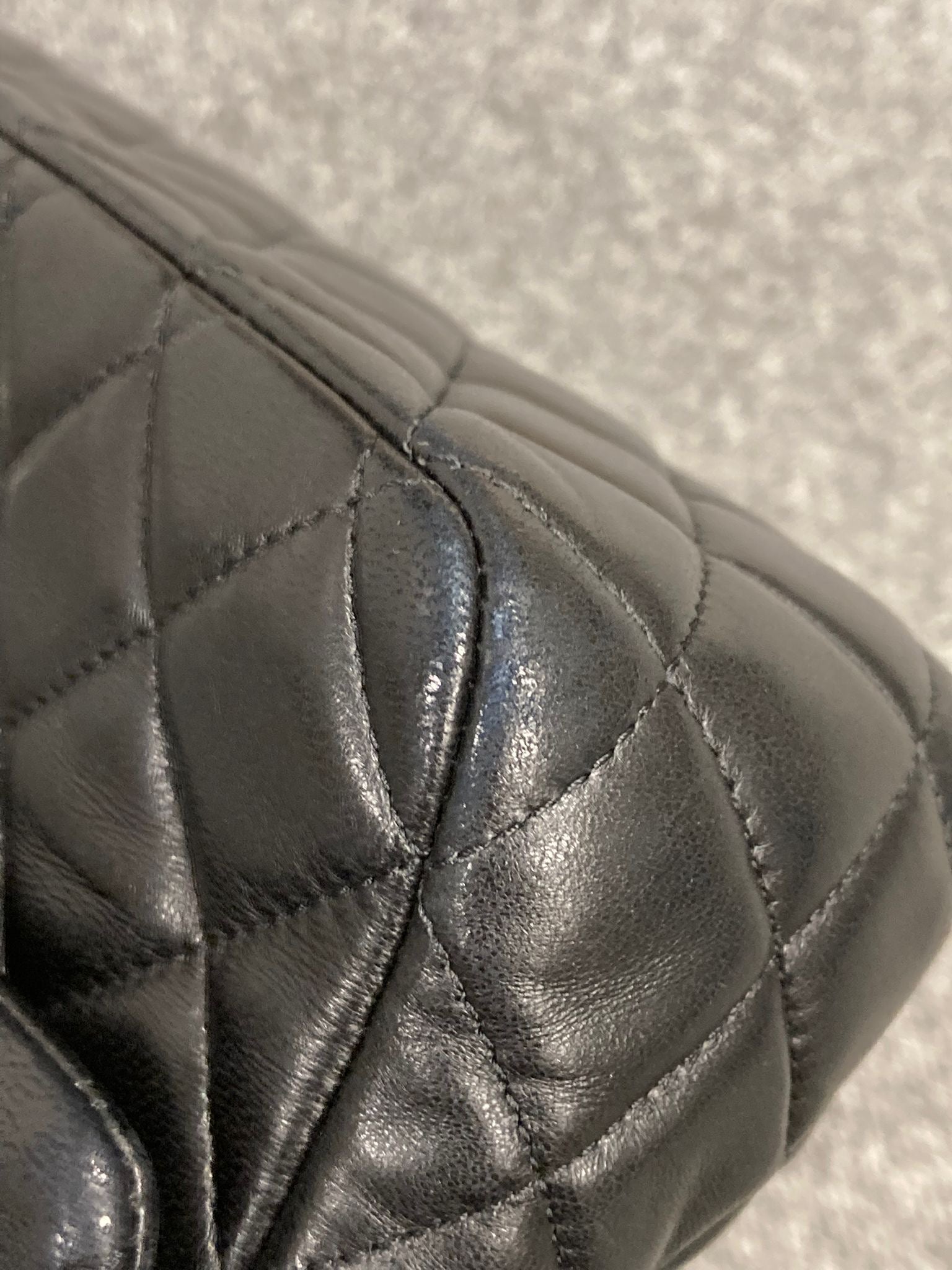 Chanel “Valentine” Matelassé 25 en piel negra con charms
