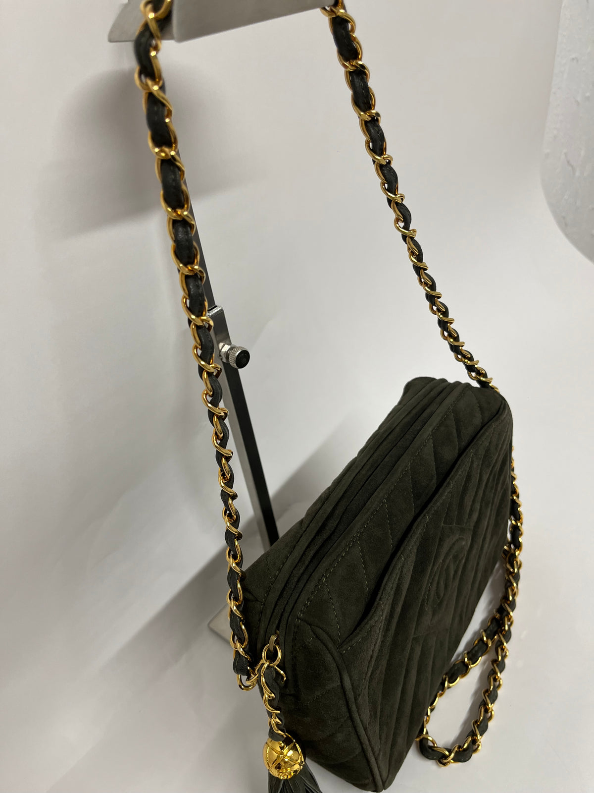 Chanel Camera Bag Mini Ante Verde Acolchado Chevron con Borla · Serie 3