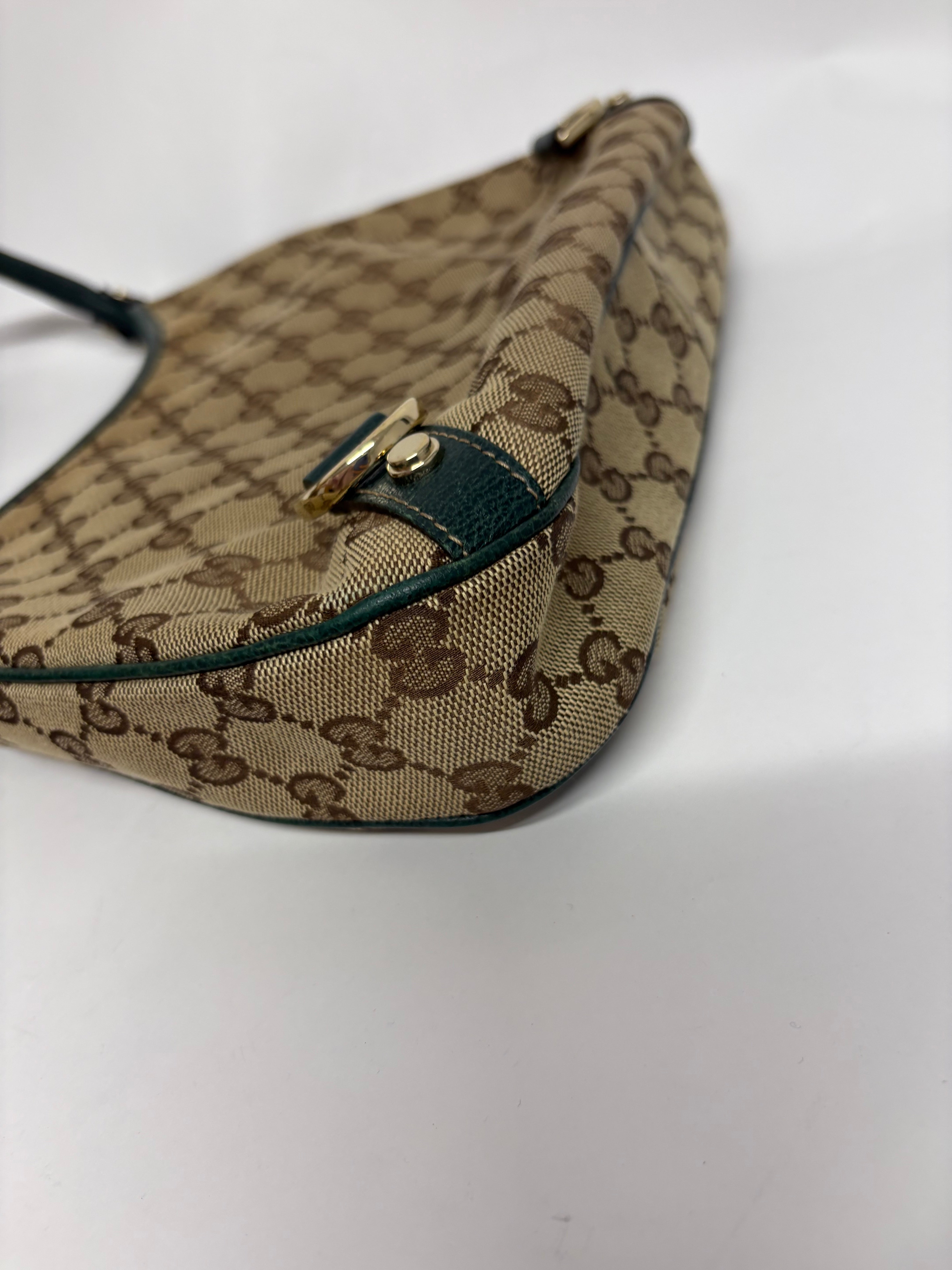 Gucci GG Canvas Shoulder Bag verde
