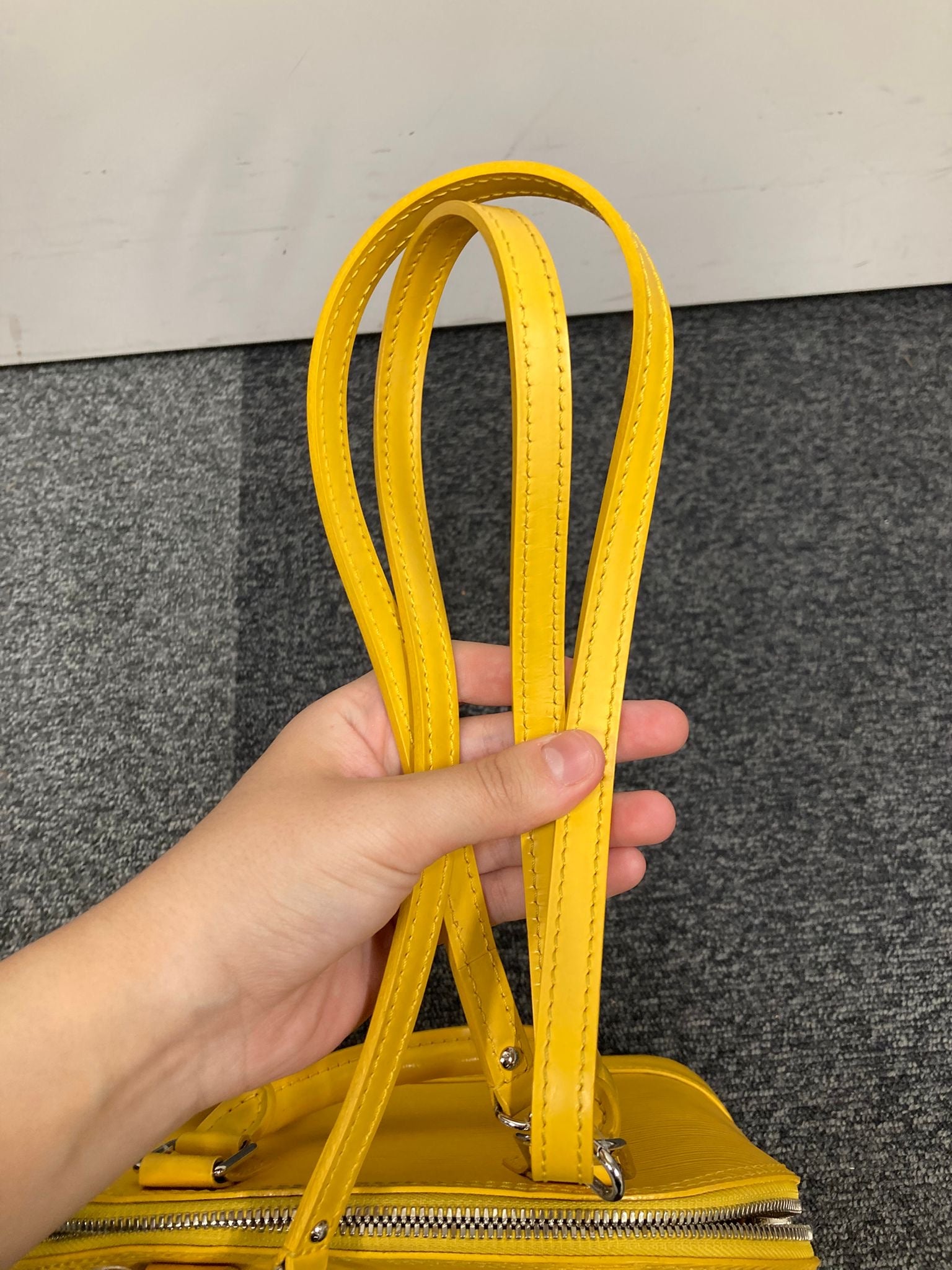 Louis Vuitton Alma bb piel EPI amarillo