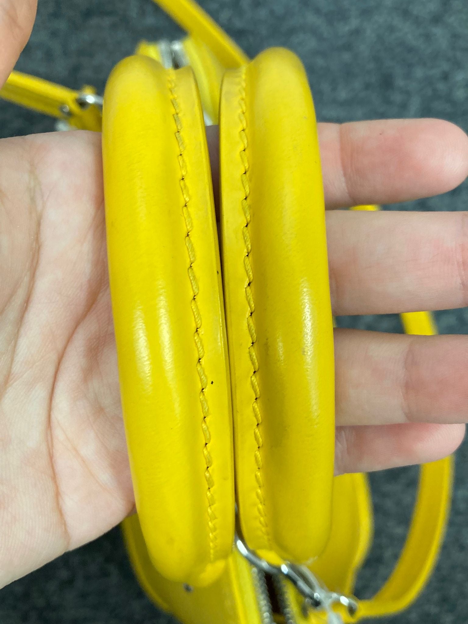 Louis Vuitton Alma bb piel EPI amarillo