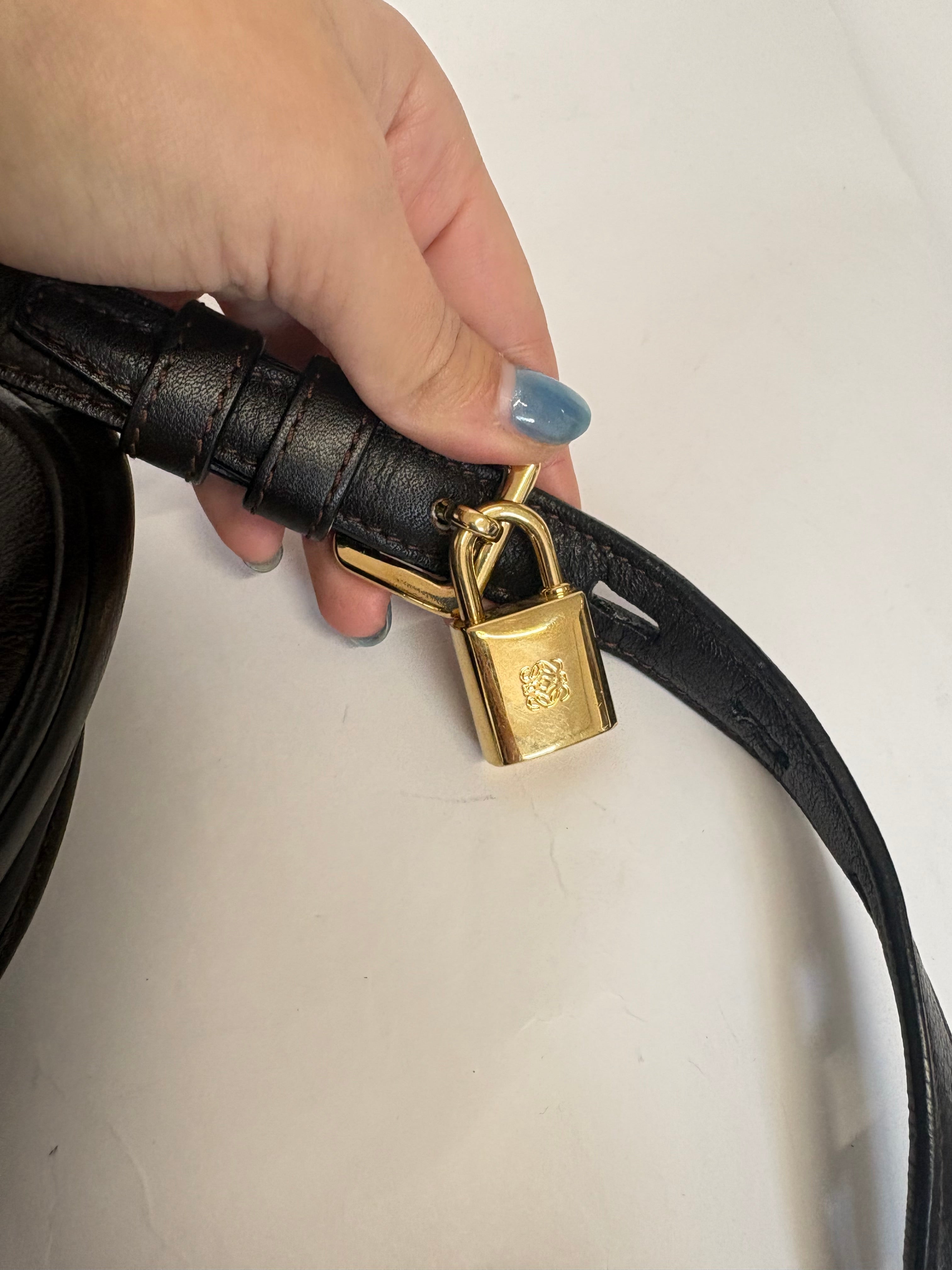 Loewe Heritage Pequeña Marrón – Vintage Crossbody Bag