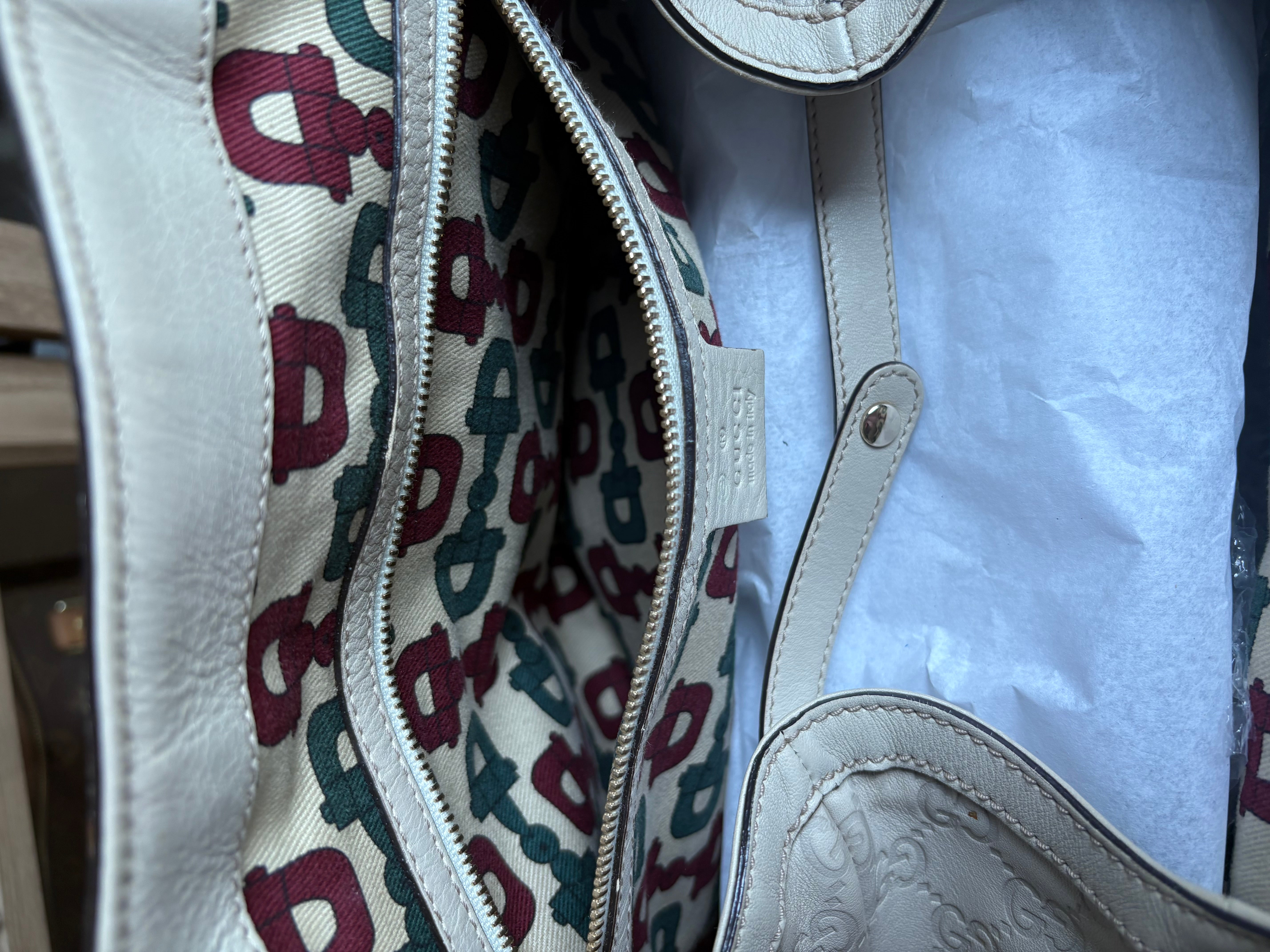 Gucci Pelham grande en piel Guccissima blanca marfil