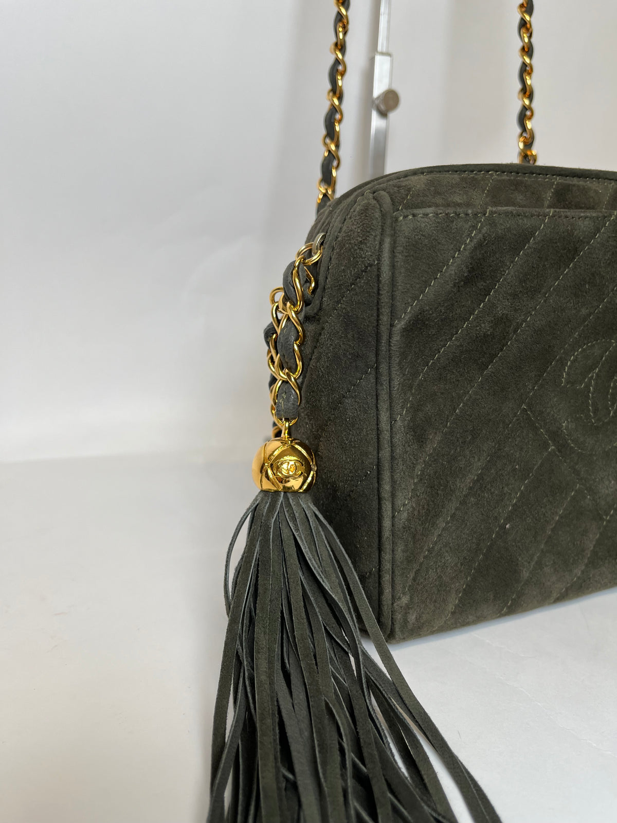 Chanel Camera Bag Mini Ante Verde Acolchado Chevron con Borla · Serie 3