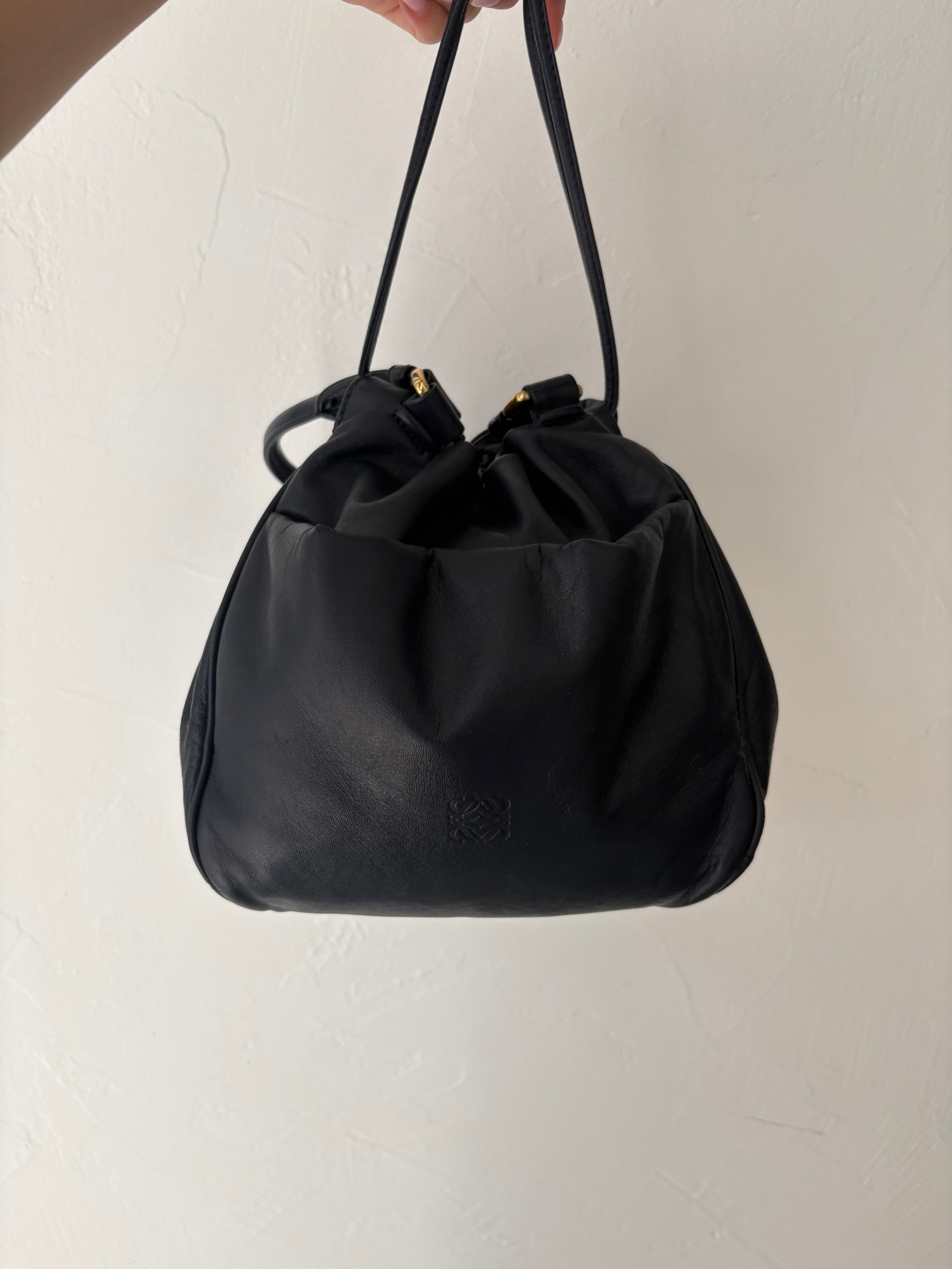 loewe bolso tipo flamenco saco en piel azul marino con bandolera