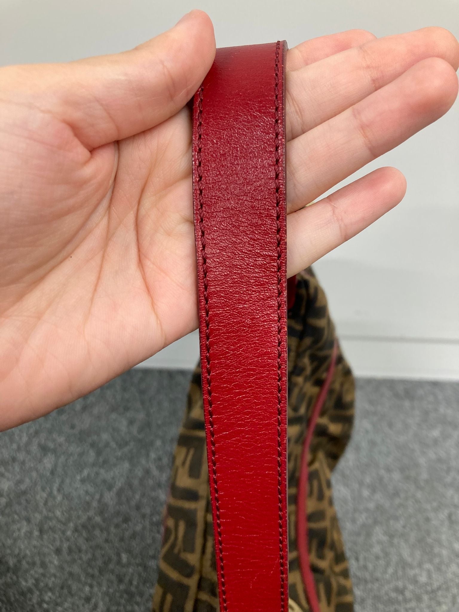 Fendi Zucchino Hobo Bag con Asa en Piel Roja