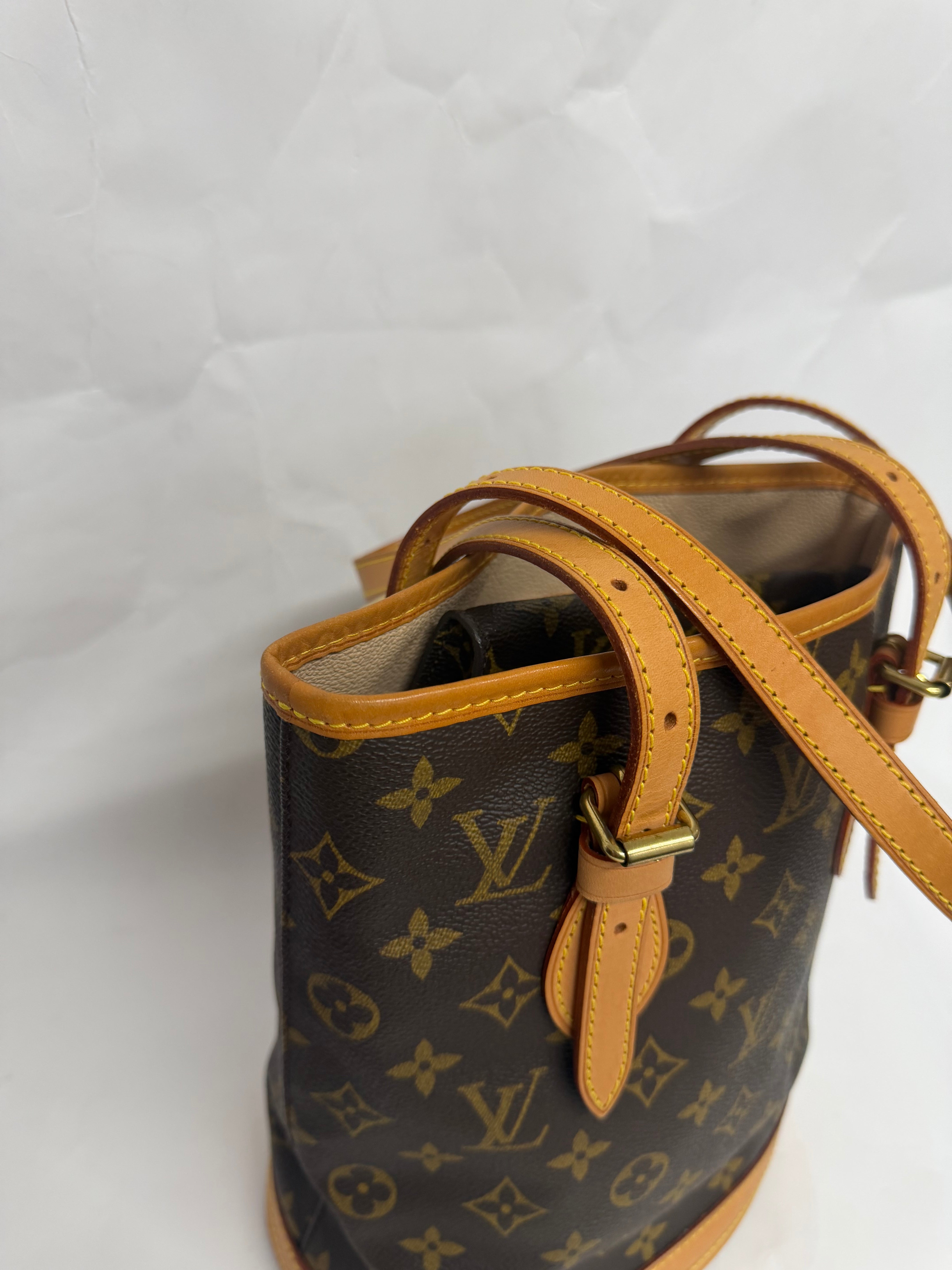 Louis Vuitton Bucket PM Monogram Canvas con pochette