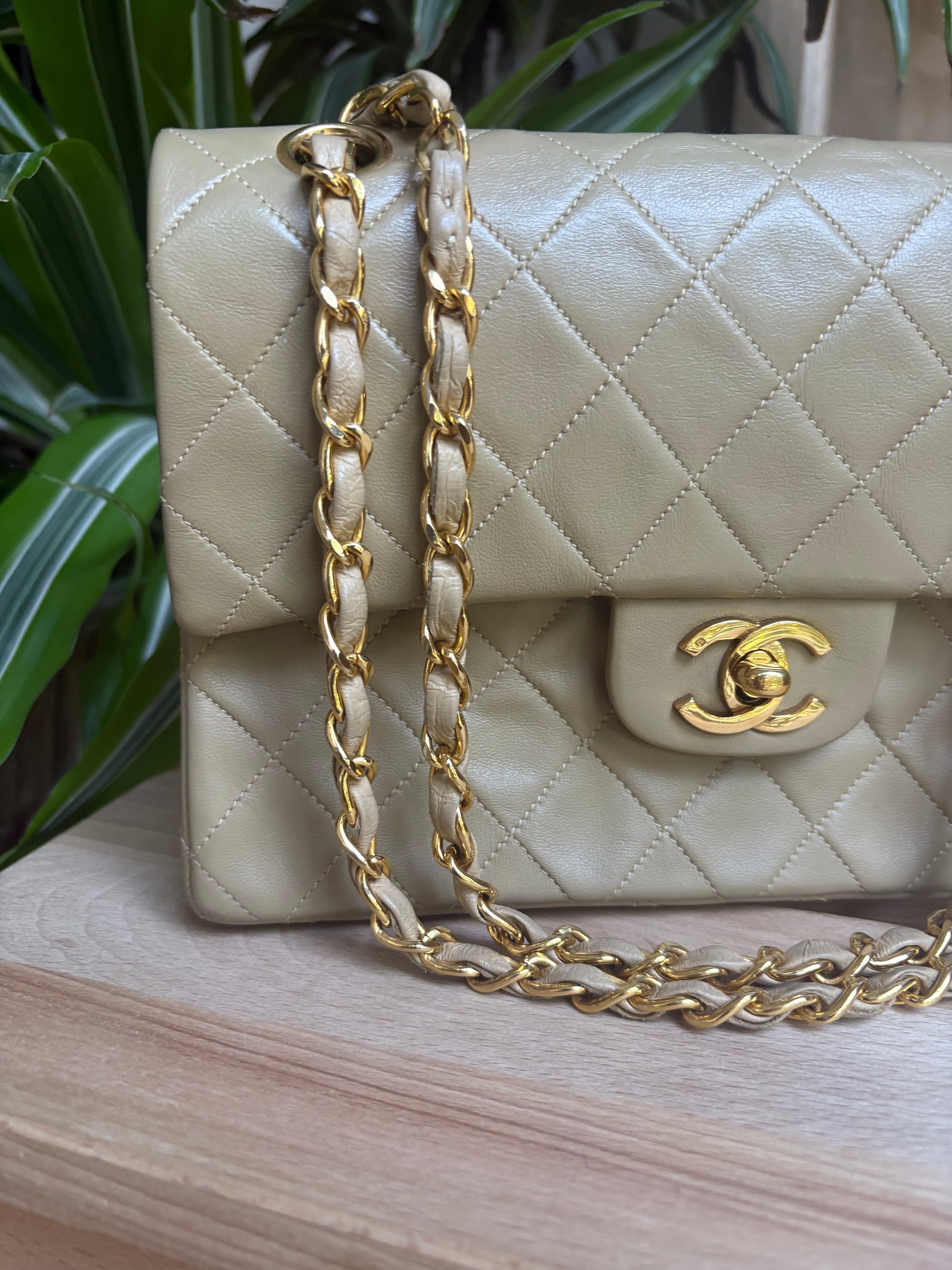 Chanel Timeless Double Flap 22 Beige en piel de cordero