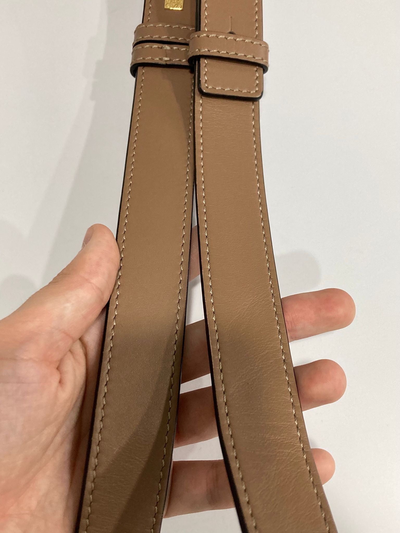 Loewe Hammock Compact en piel de ternera graneada beige