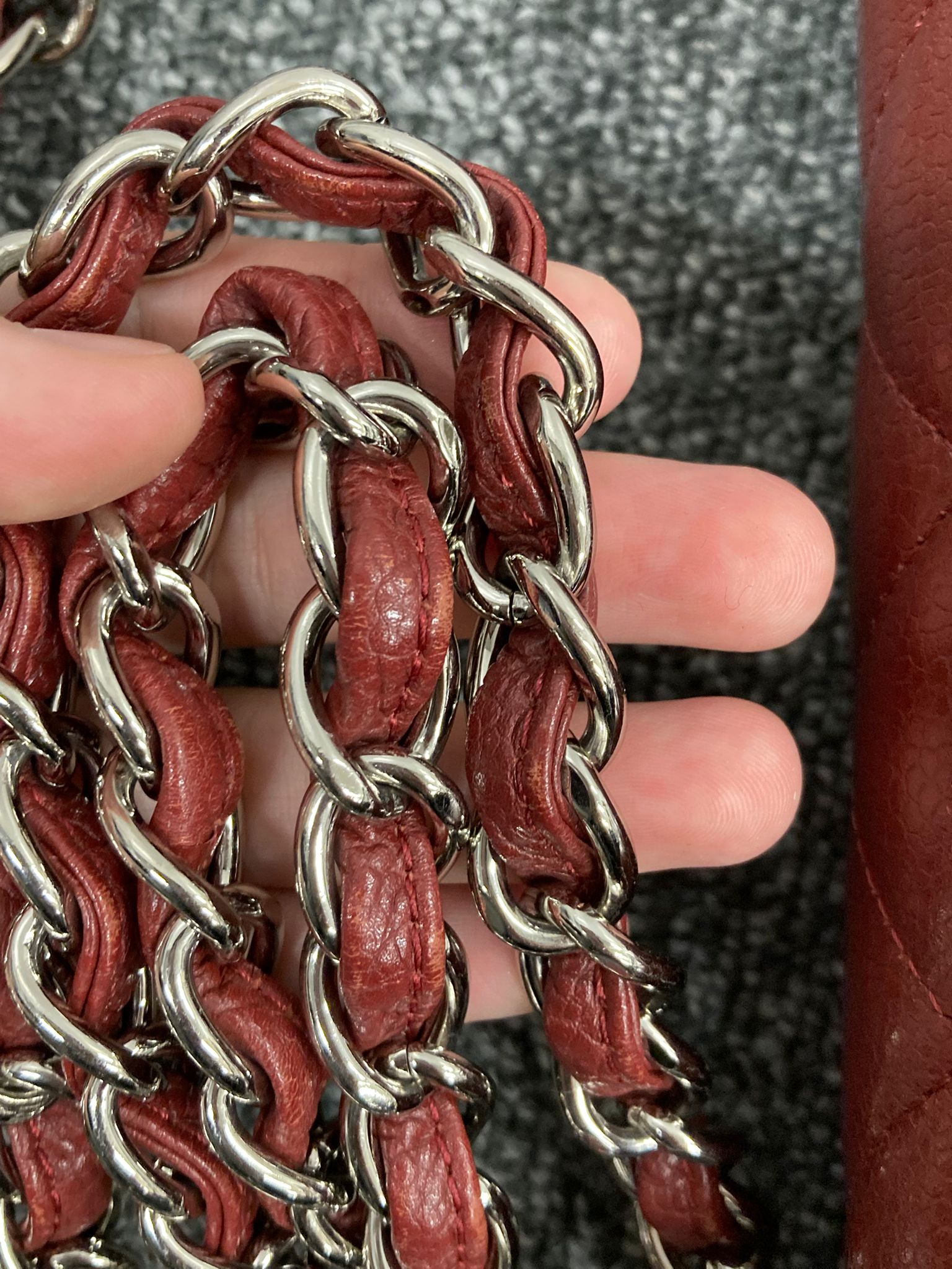 Chanel Clásico Doble Solapa 34 en piel caviar burdeos y herrajes plateados