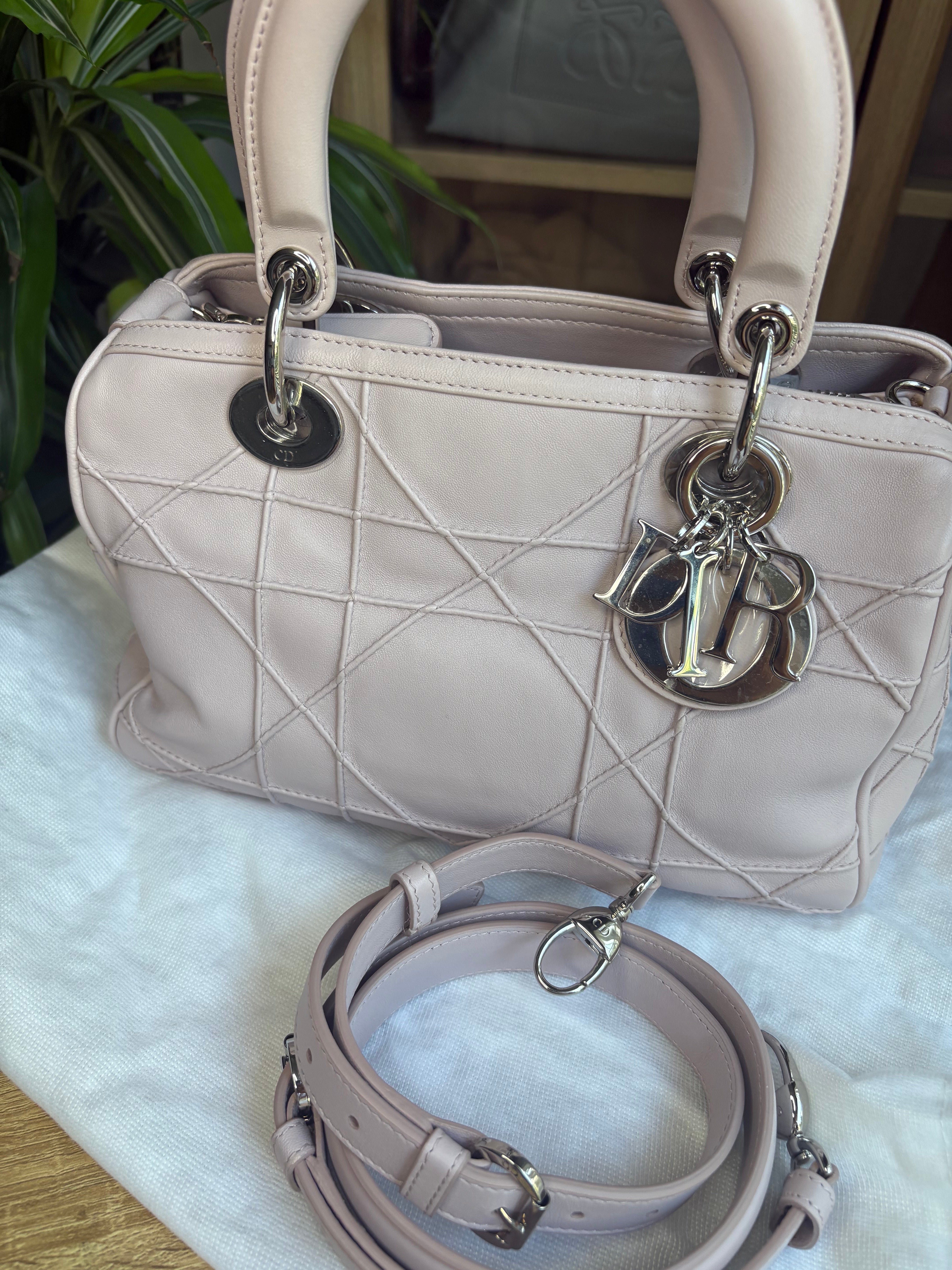 Christian Dior Lady Dior Granville – Rosa Palo con Herrajes Plateados y Bandolera