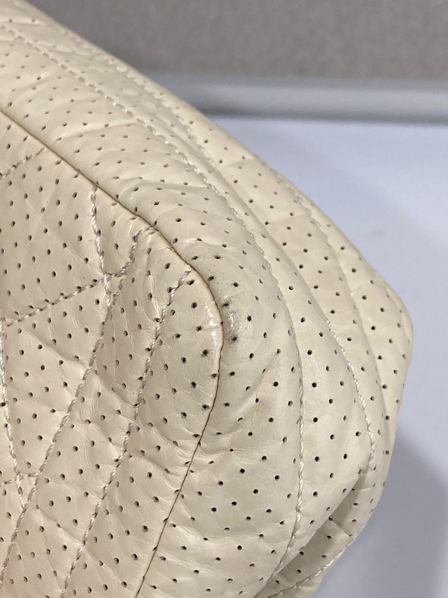 Chanel one flap acolchado perforado blanco roto