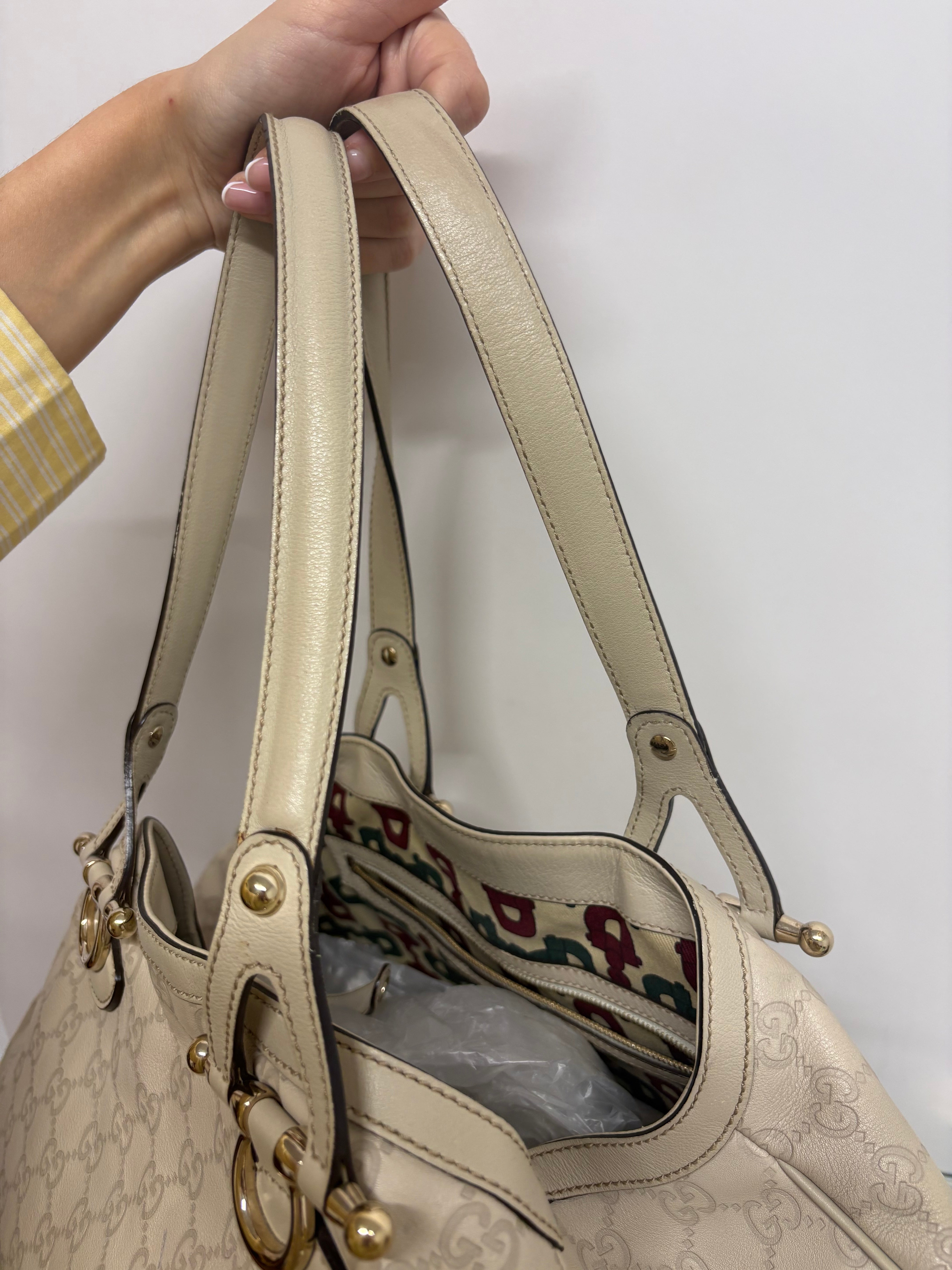 Gucci Pelham grande en piel Guccissima blanca marfil