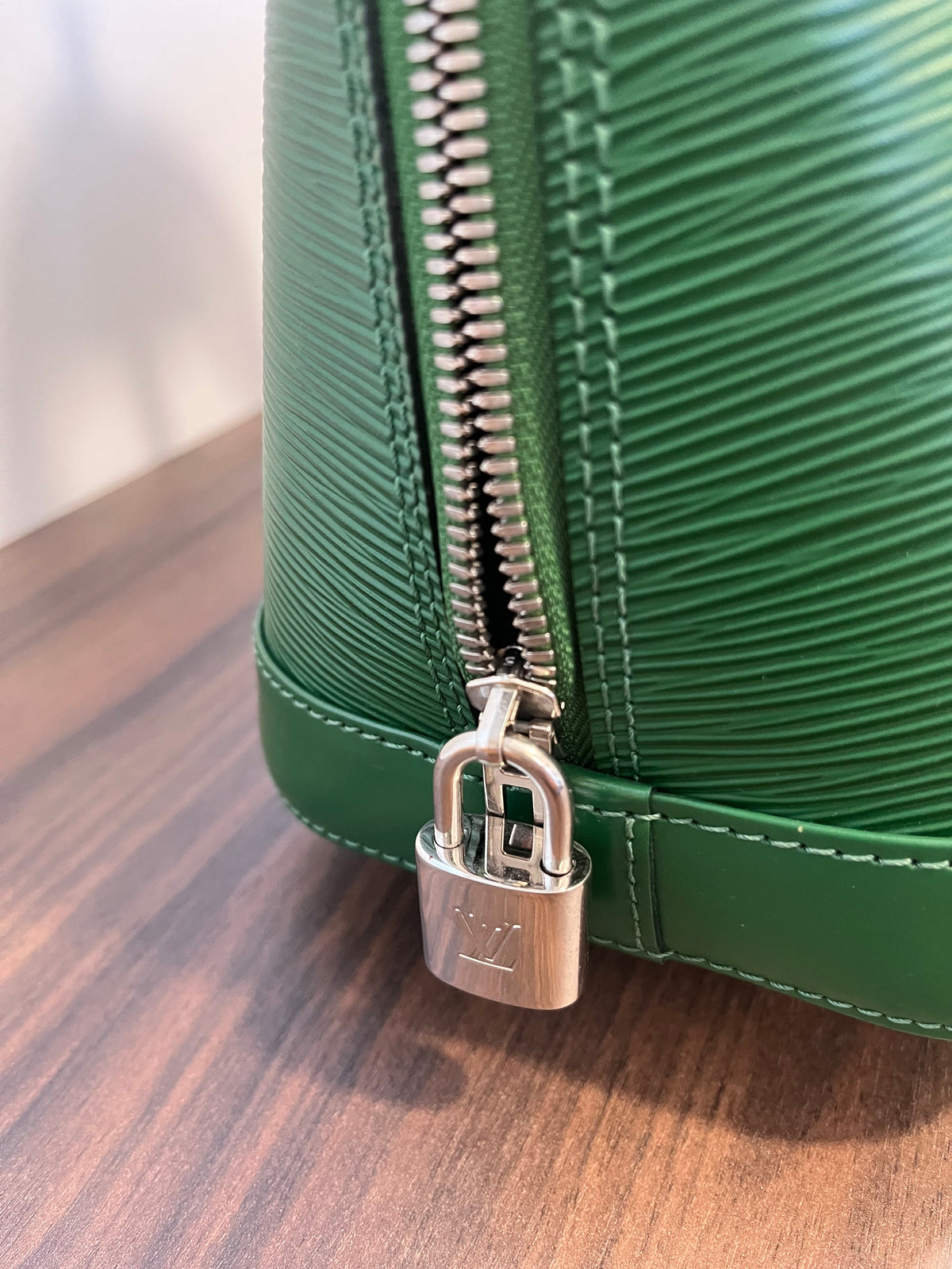 Louis Vuitton Alma PM Piel Epi Verde · Herrajes Plata · con Candado y Clochette