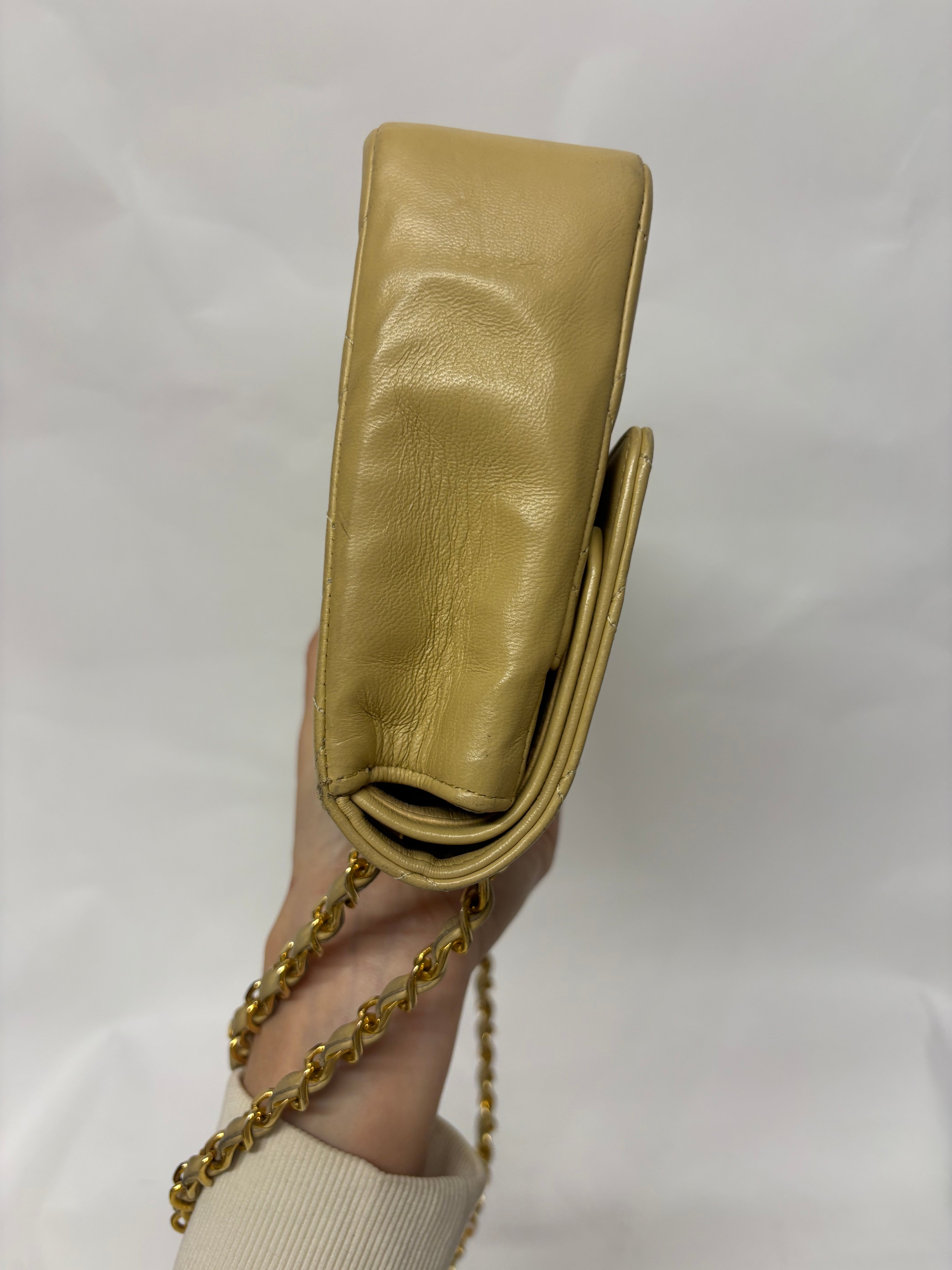 Chanel Timeless 25 Classic Double Flap Beige Mediano En Piel Acolchada Con Cadena Dorada
