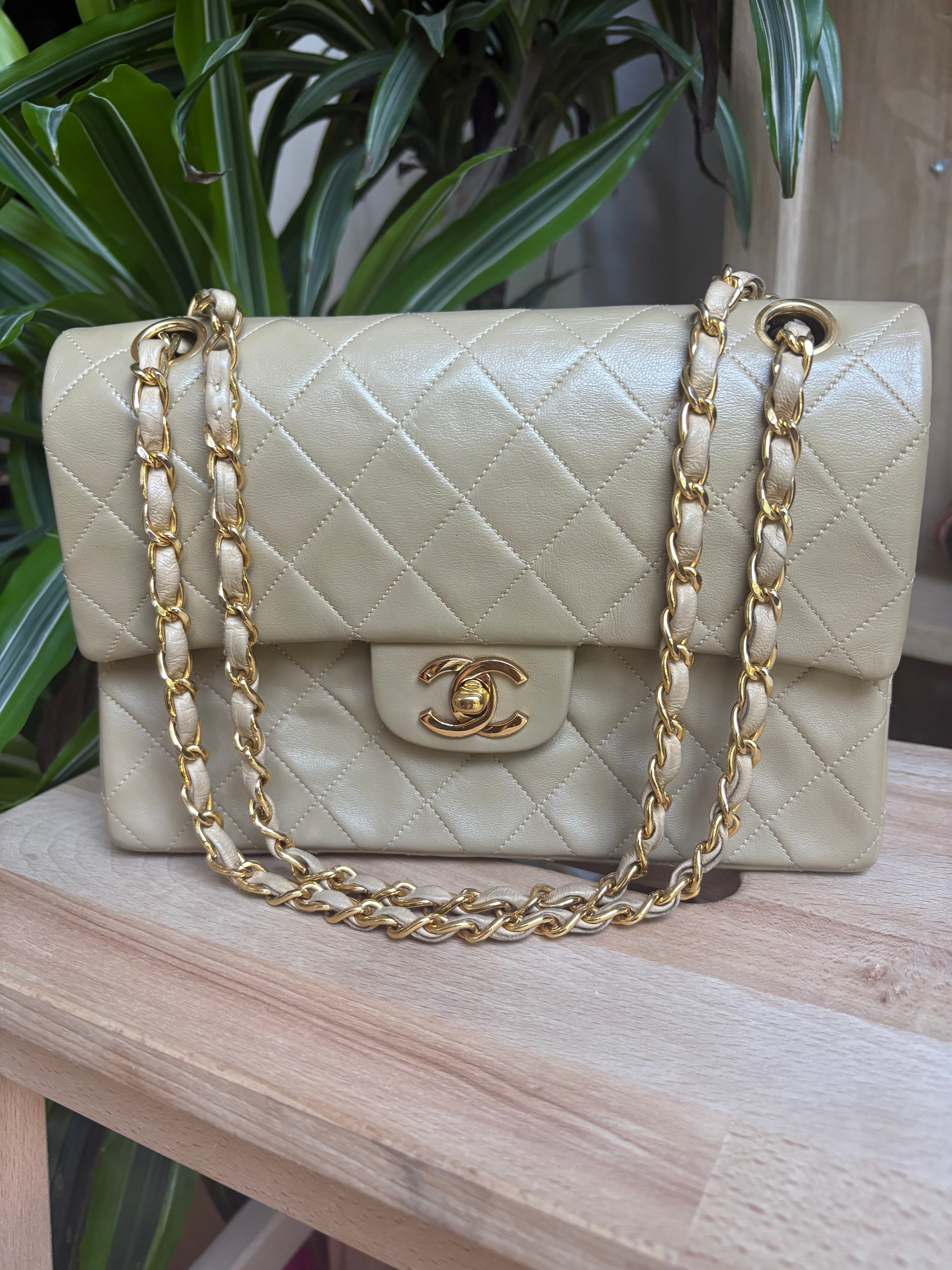 Chanel Timeless Double Flap 22 Beige en piel de cordero