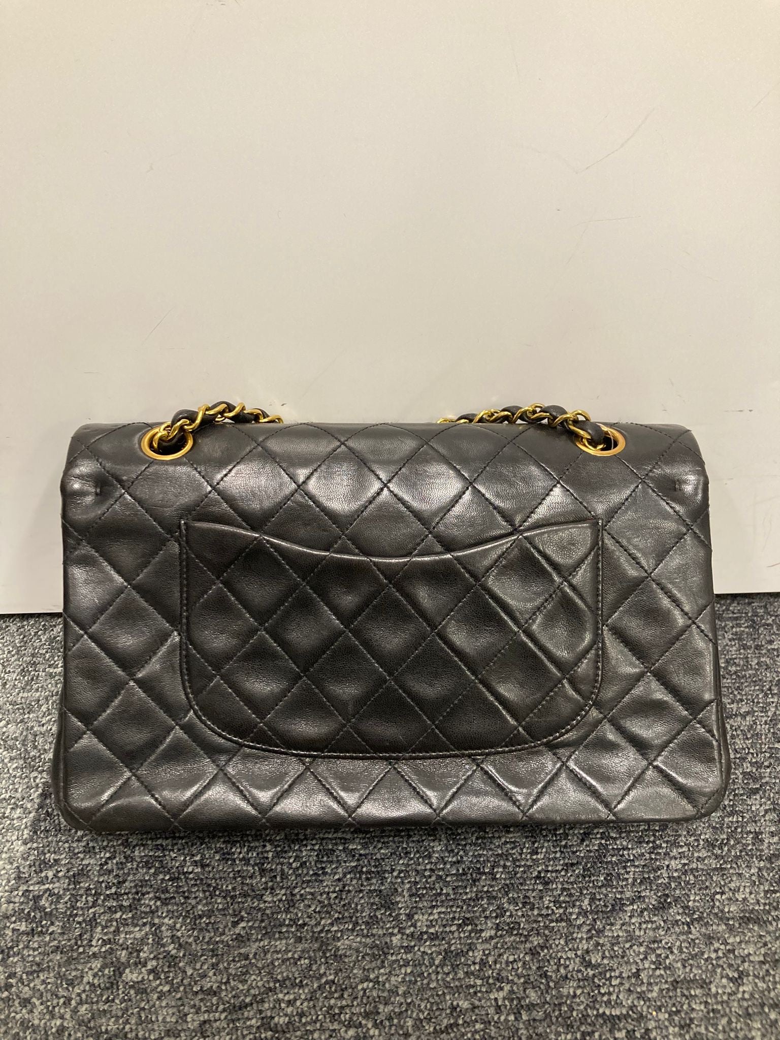 Chanel Timeless doble flap 25 en piel de cordero negra con herrajes dorados