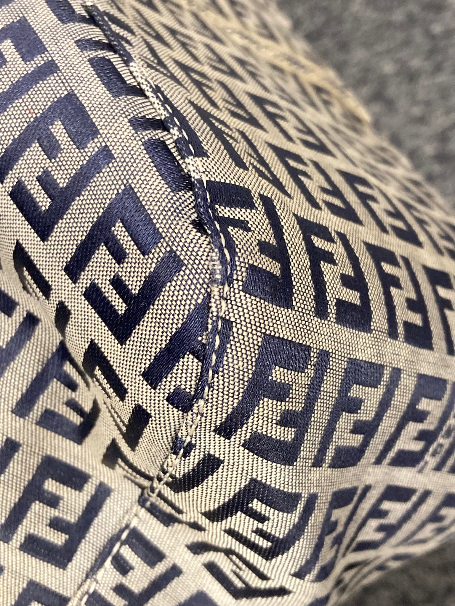 Fendi Zucchino One Shoulder Bag – Canvas azul y gris
