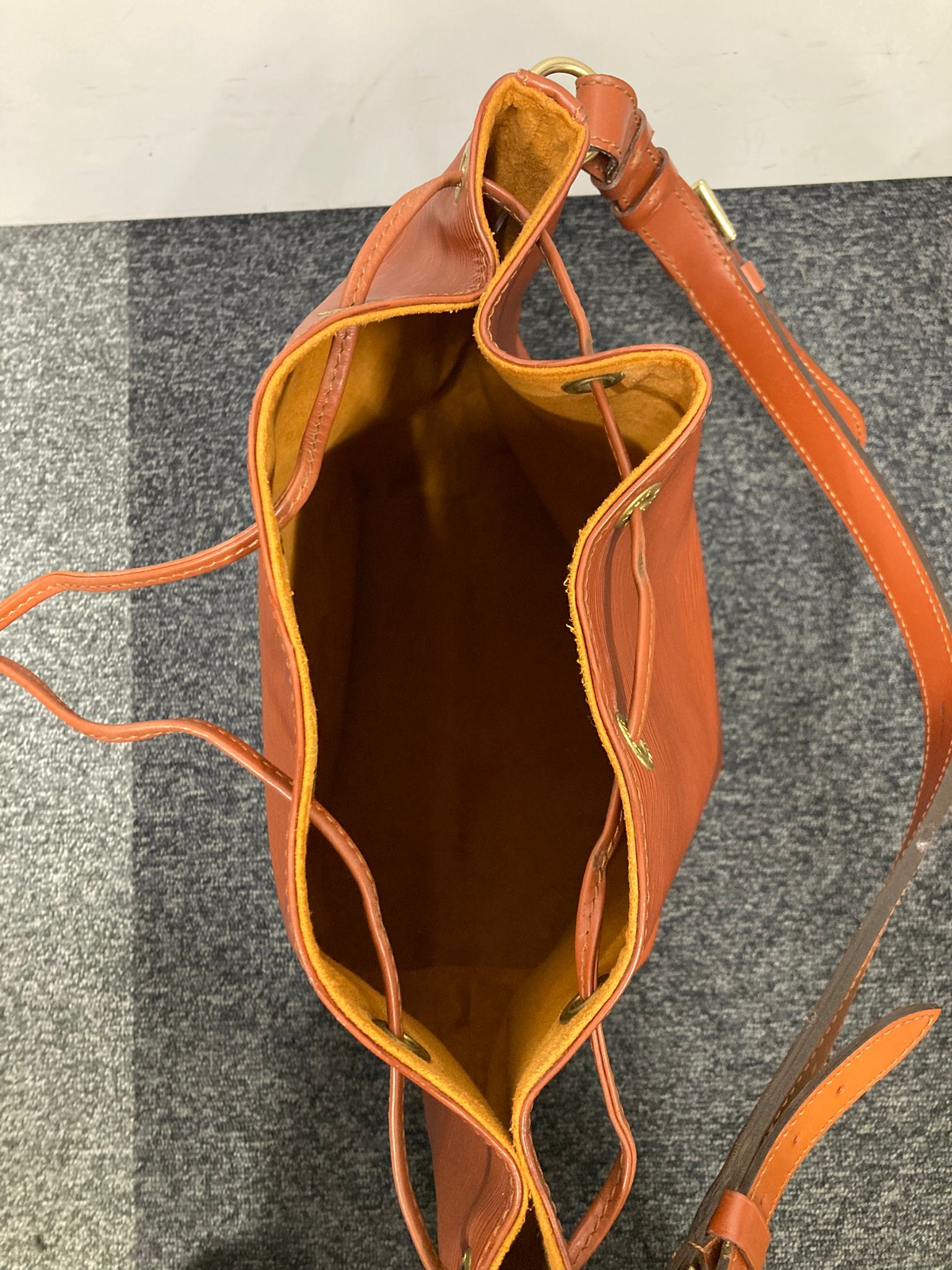 Louis Vuitton Noé Epi Leather Bucket Bag Marrón