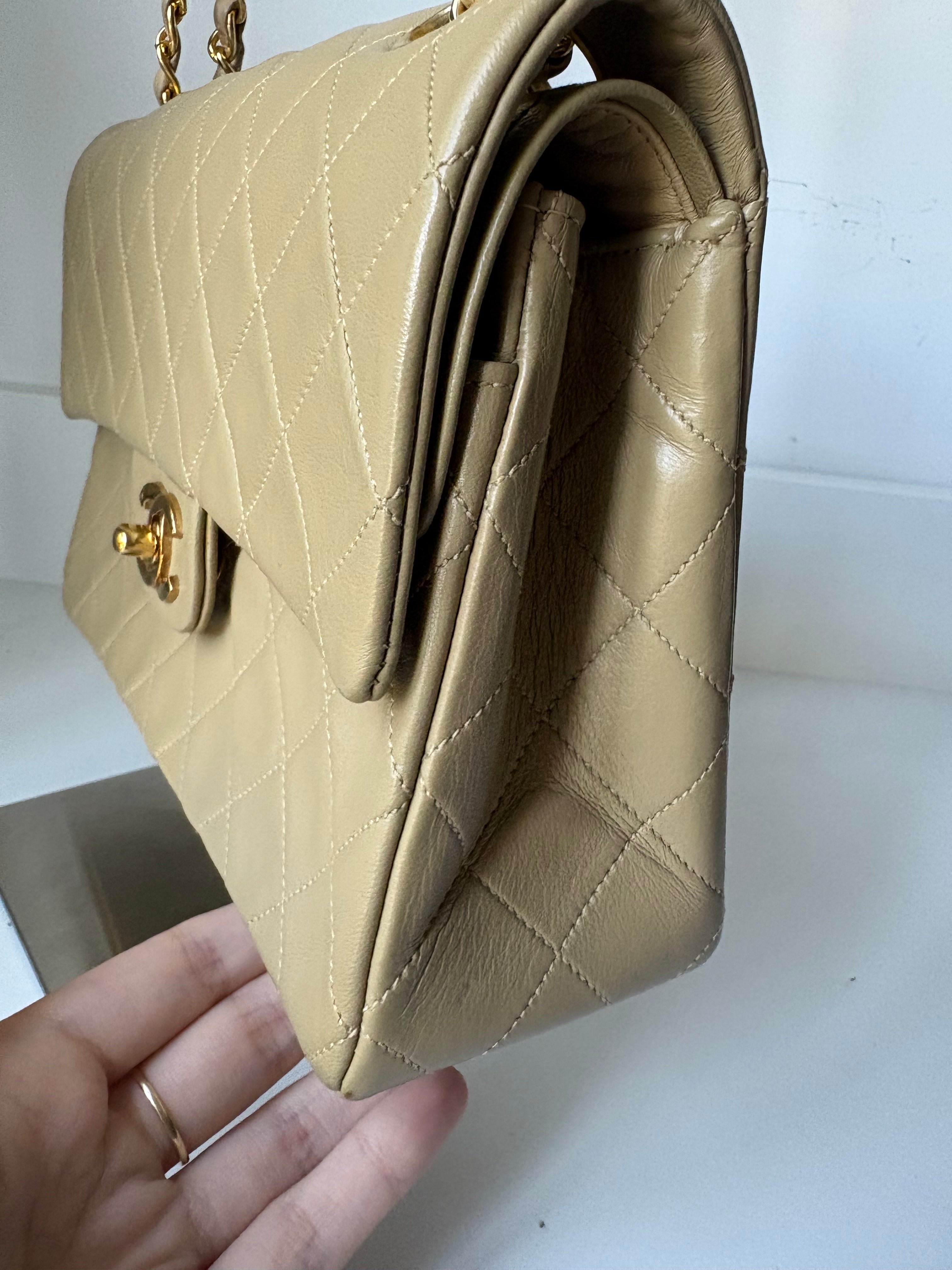 Chanel Timeless Double Flap 22 Beige en piel de cordero