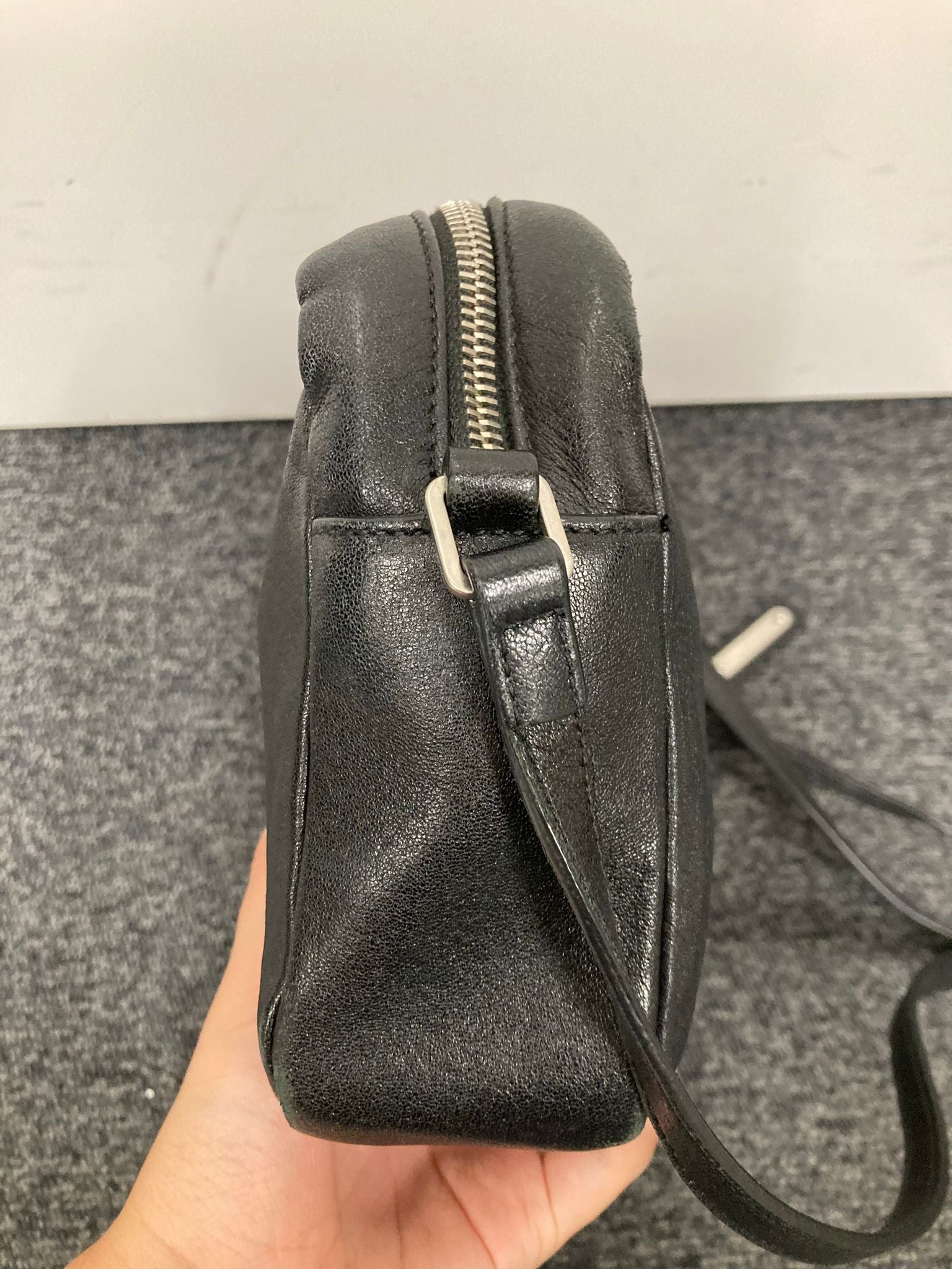 Saint Laurent Lou Camera Bag en piel negra