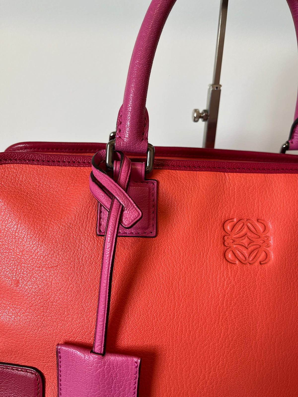 Loewe Amazona 36 Piel de Cabra Tricolor Coral, Rosa y Rojo