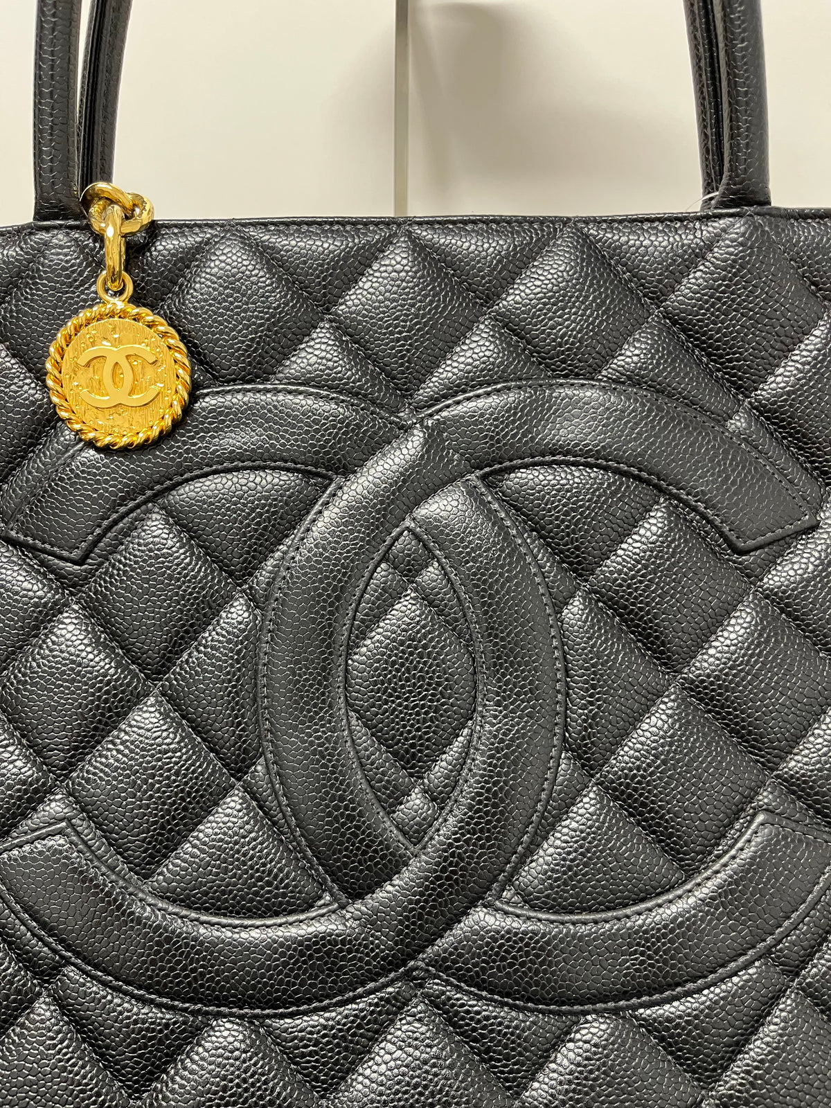 Chanel Medallion Tote Piel Caviar Negra · Serie 5