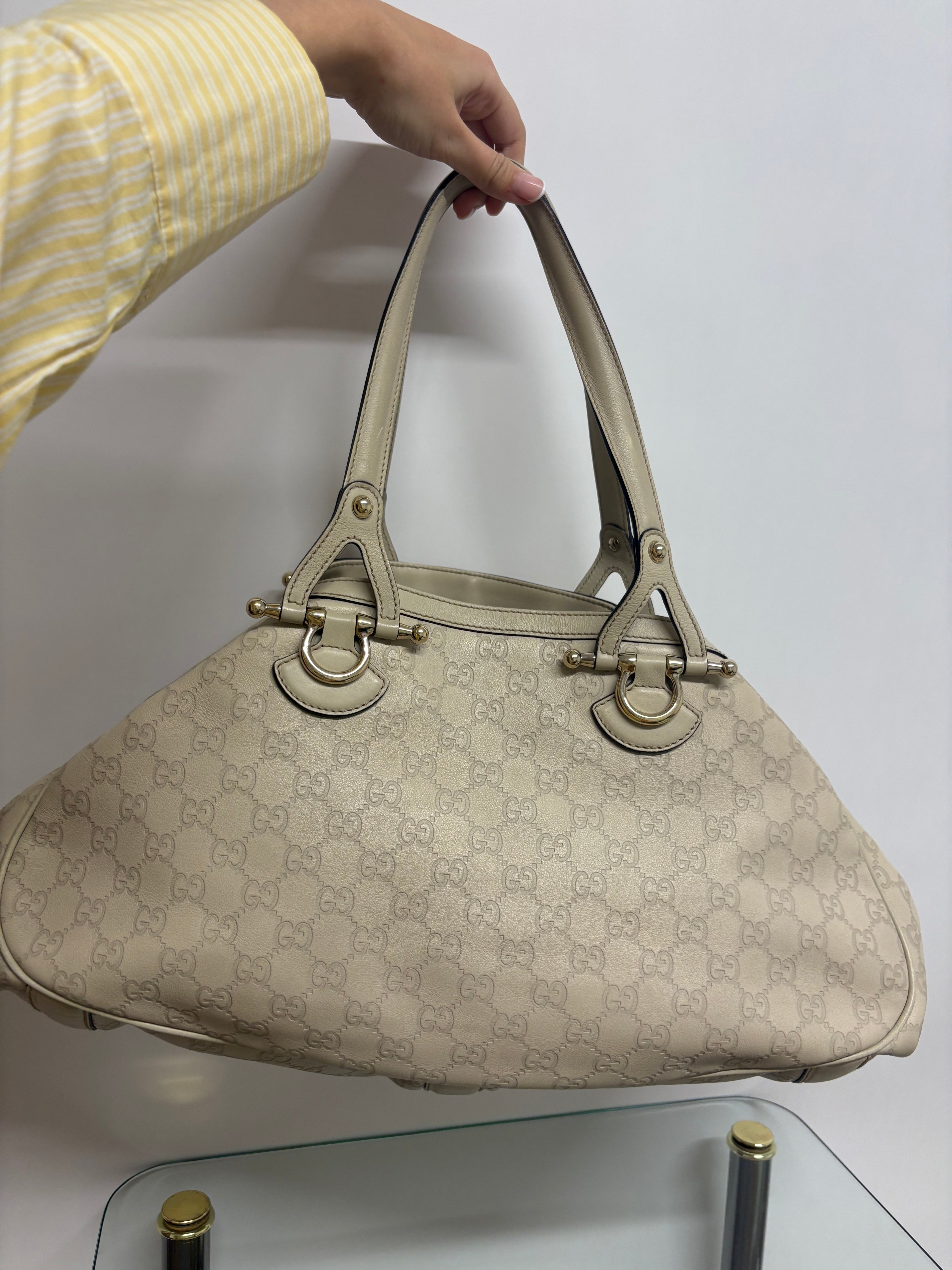Gucci Pelham grande en piel Guccissima blanca marfil