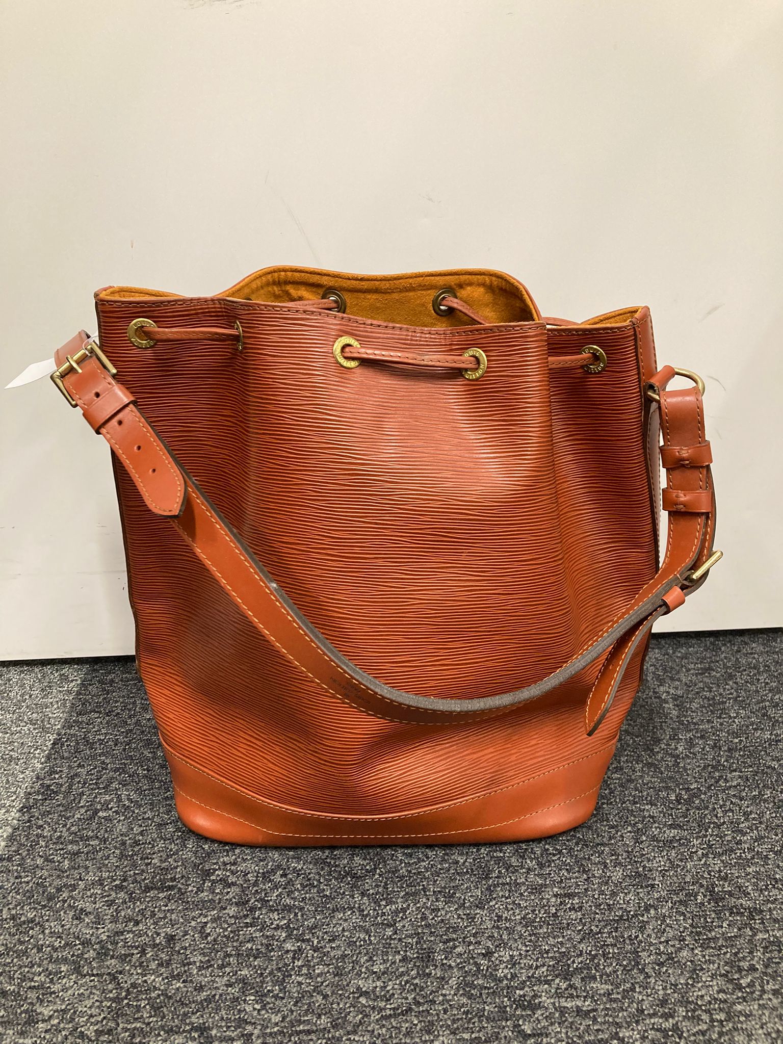 Louis Vuitton Noé Epi Leather Bucket Bag Marrón