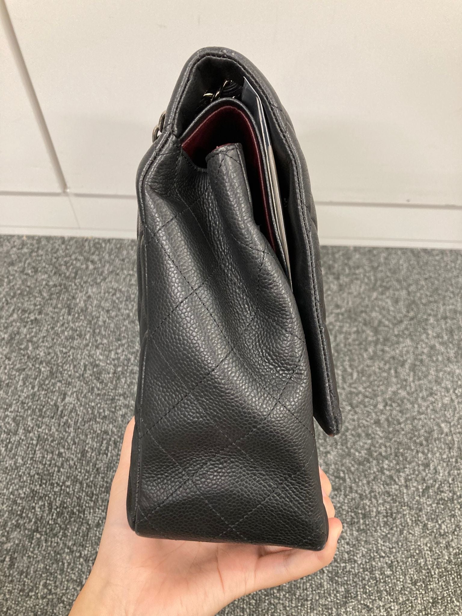 CHANEL Classic Double Flap 34 Caviar Bordeaux con herrajes plateados