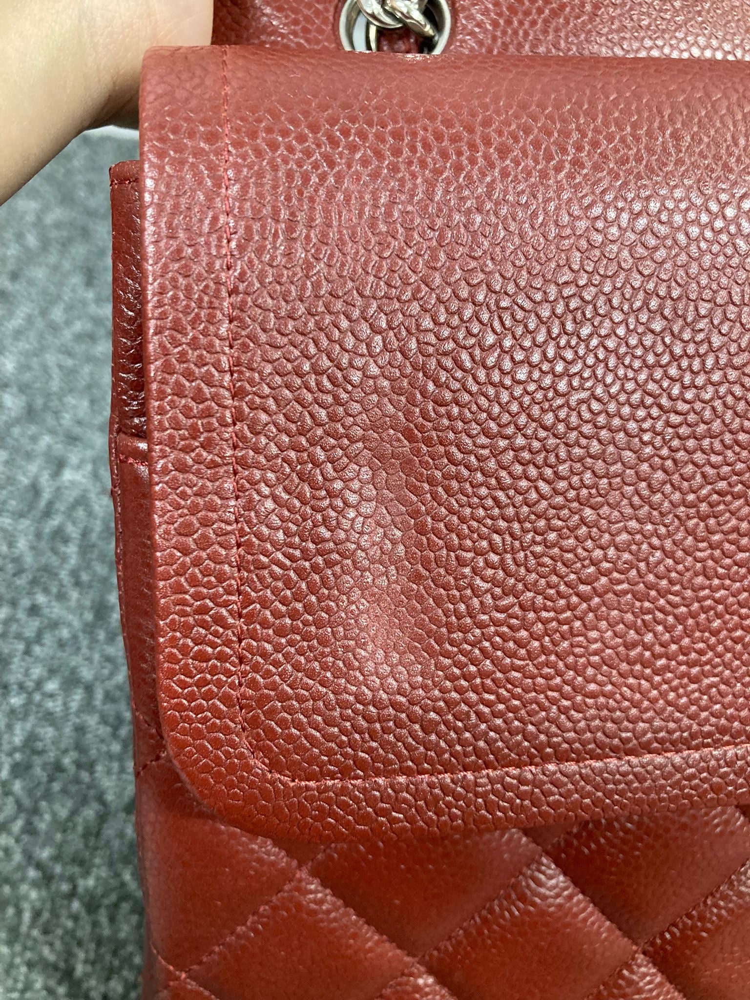 Chanel Clásico Doble Solapa 34 en piel caviar burdeos y herrajes plateados
