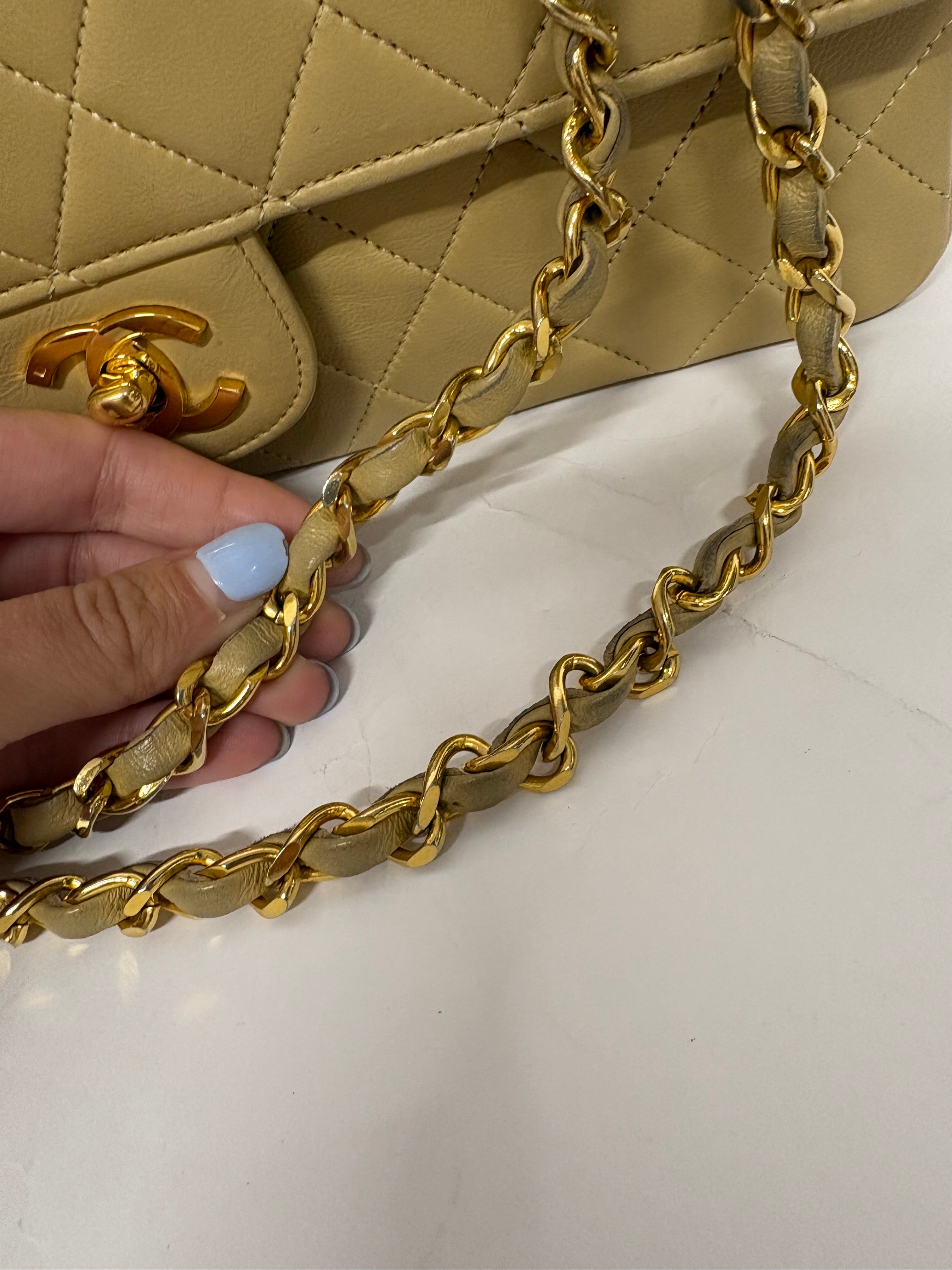 Chanel Timeless 25 Classic Double Flap Beige Mediano En Piel Acolchada Con Cadena Dorada