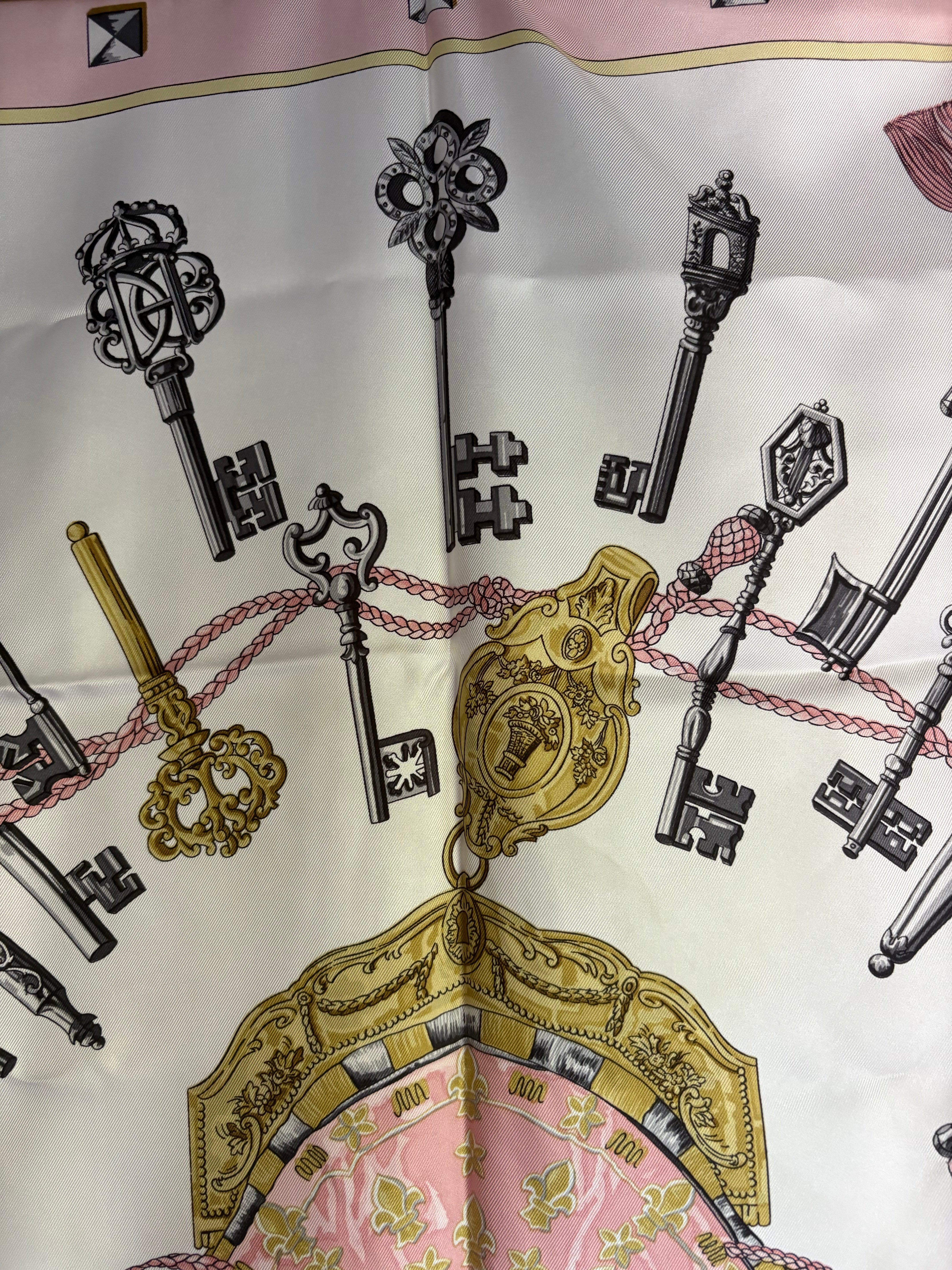 Hermès – Carrè Pañuelo de Seda 88 cm Rosa Claro con Motivo de Llaves en Negro y Dorado