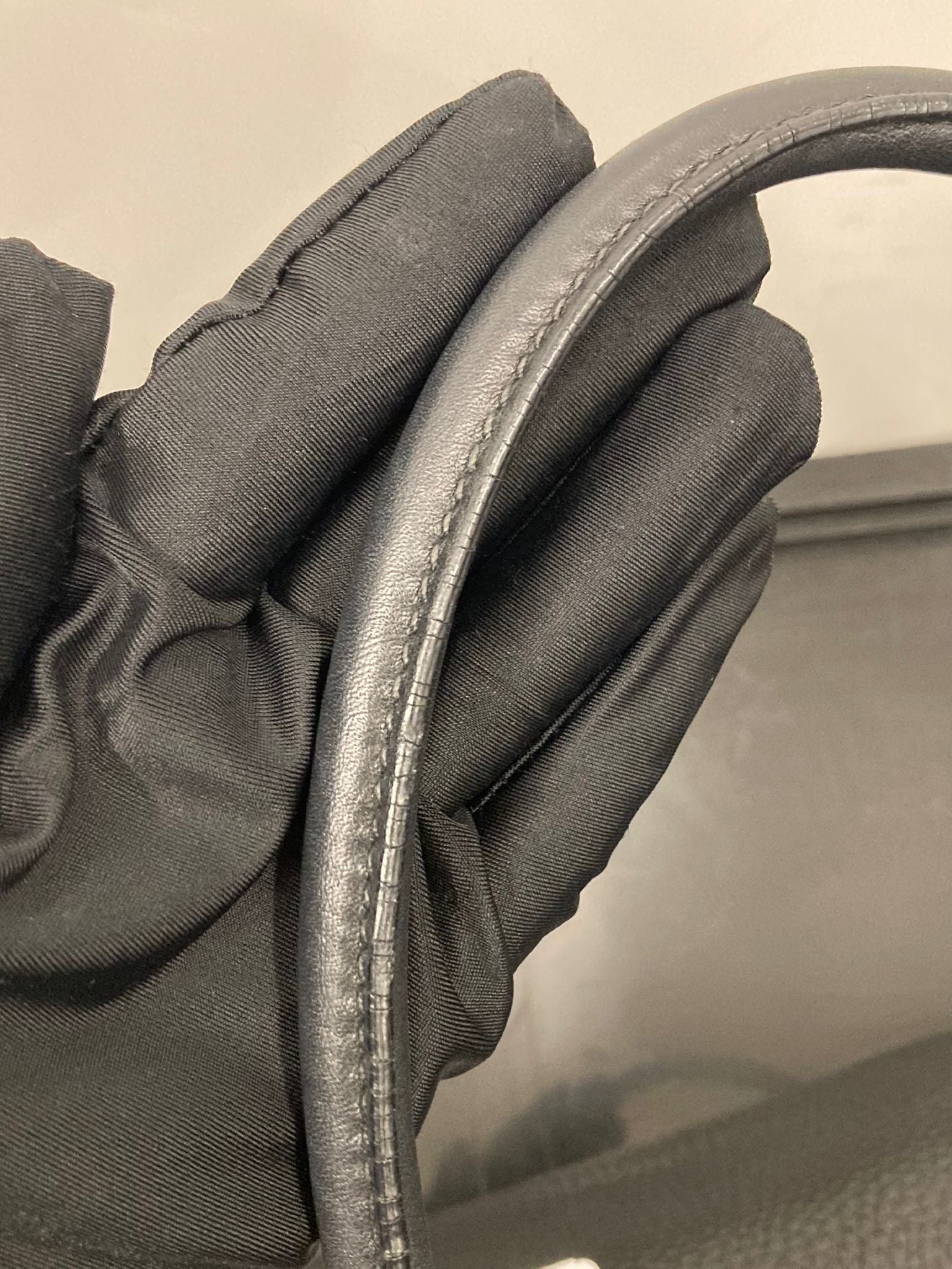 Prada vitello tote negra